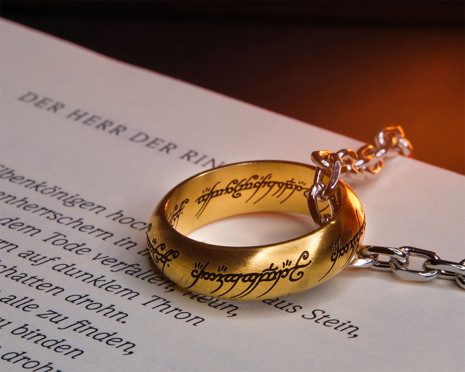 Productafbeelding The Lord of the Rings - De Ene Ring aan een roestvrijstalen ketting