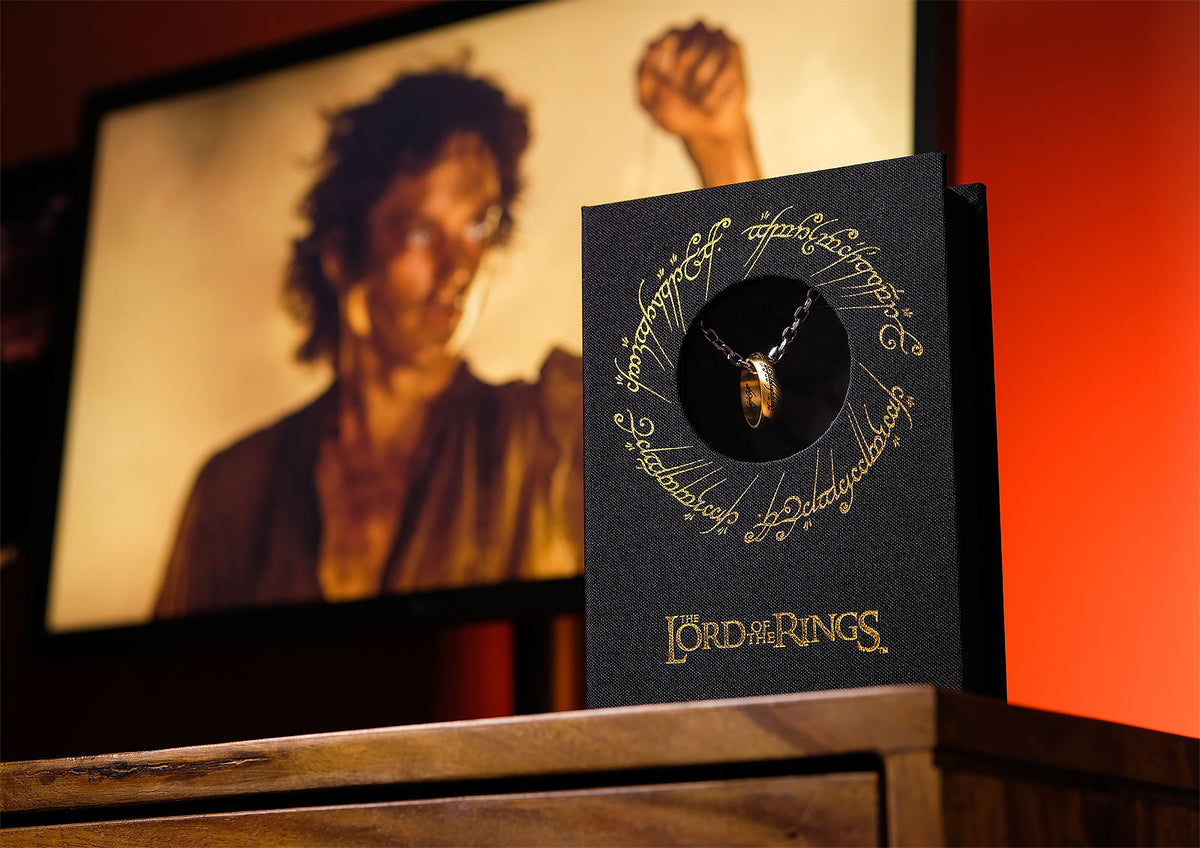 Productafbeelding The Lord of the Rings - De Ene Ring aan een roestvrijstalen ketting