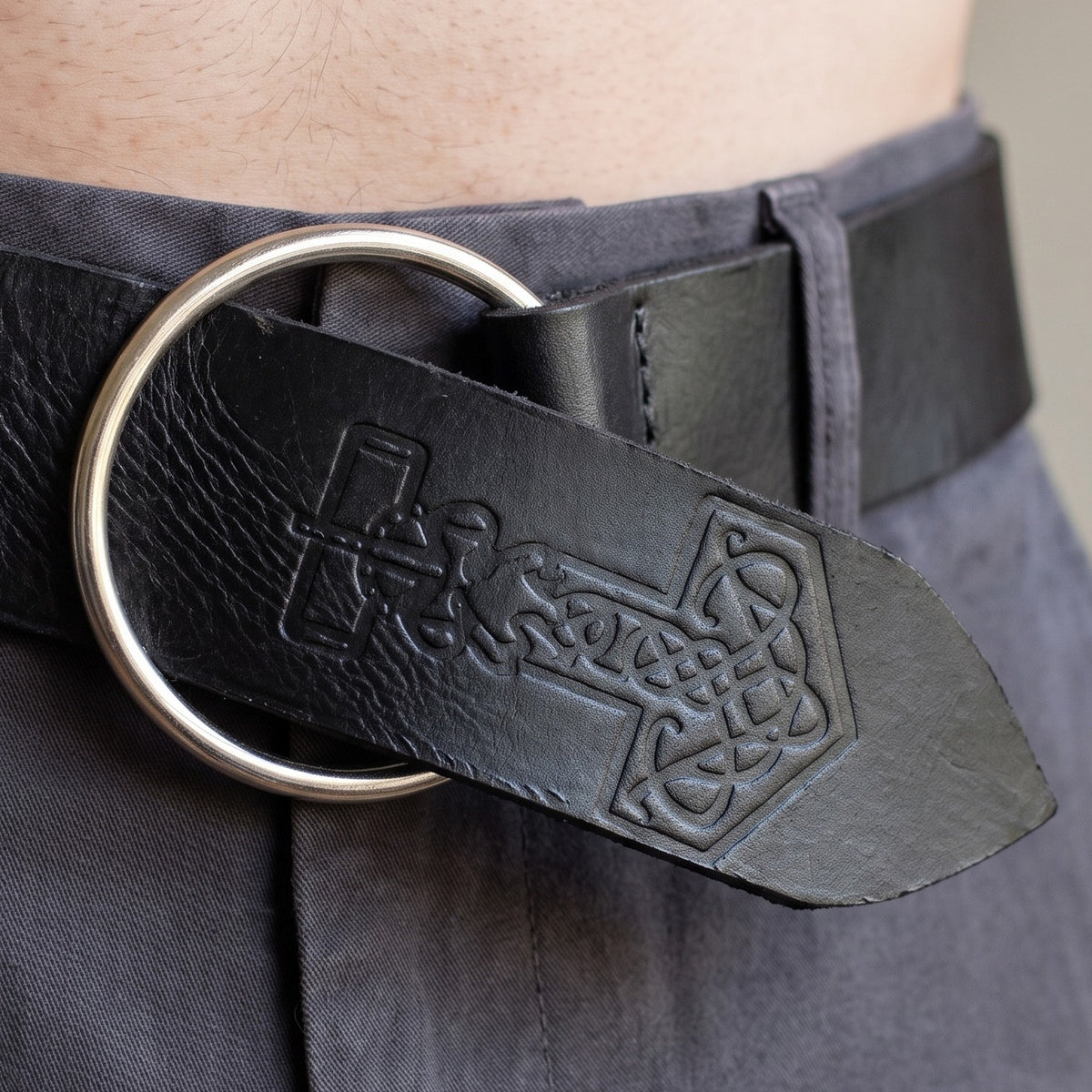 Productafbeelding Middeleeuwse ringriem met Thors hamer reliëf zwart