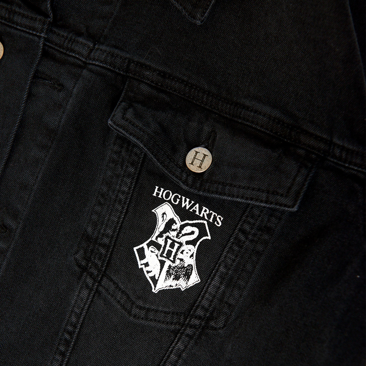 Productafbeelding Harry Potter - Hogwarts Wapen Jeansjasje Zwart