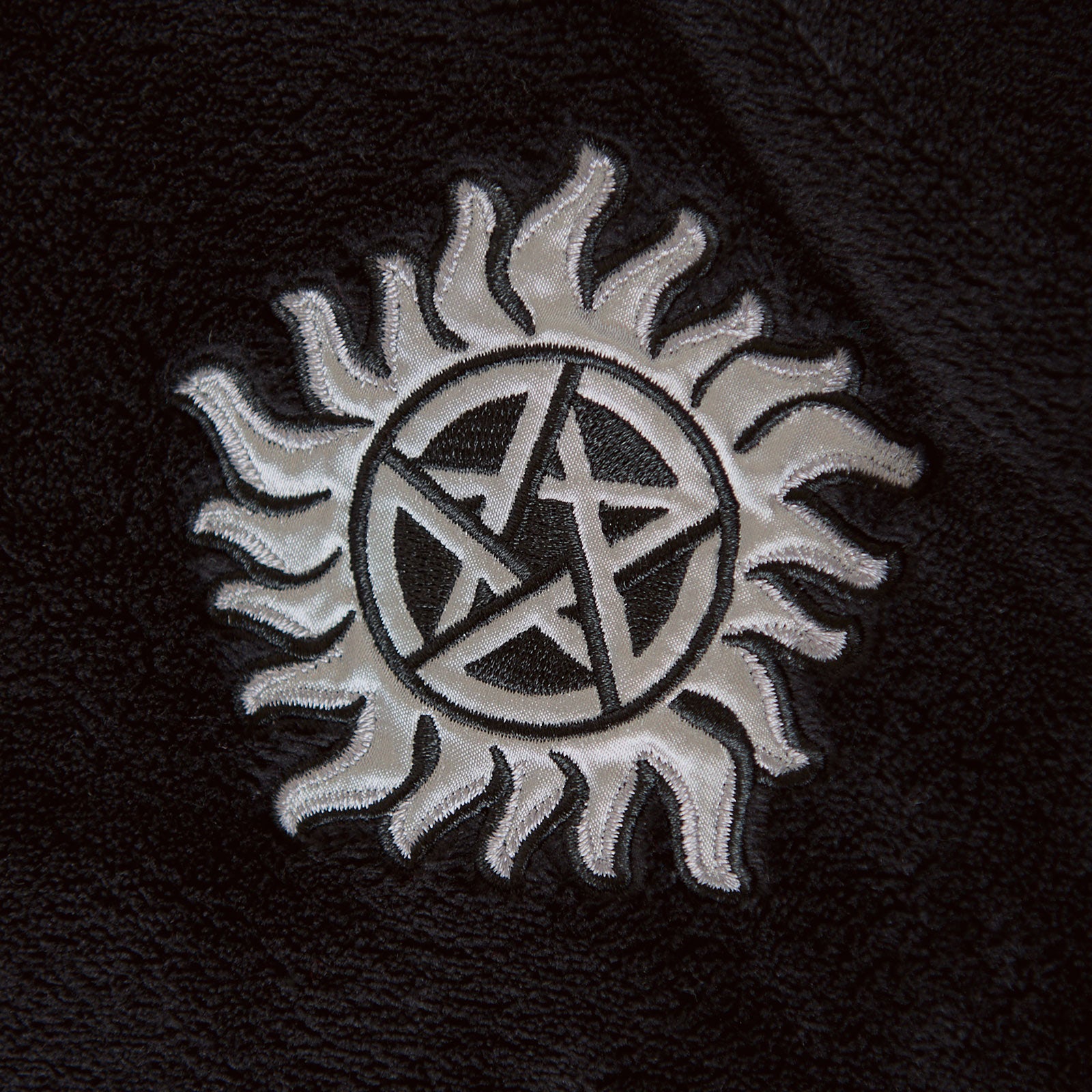 Productafbeelding Supernatural - Anti Possession Symbool Badjas