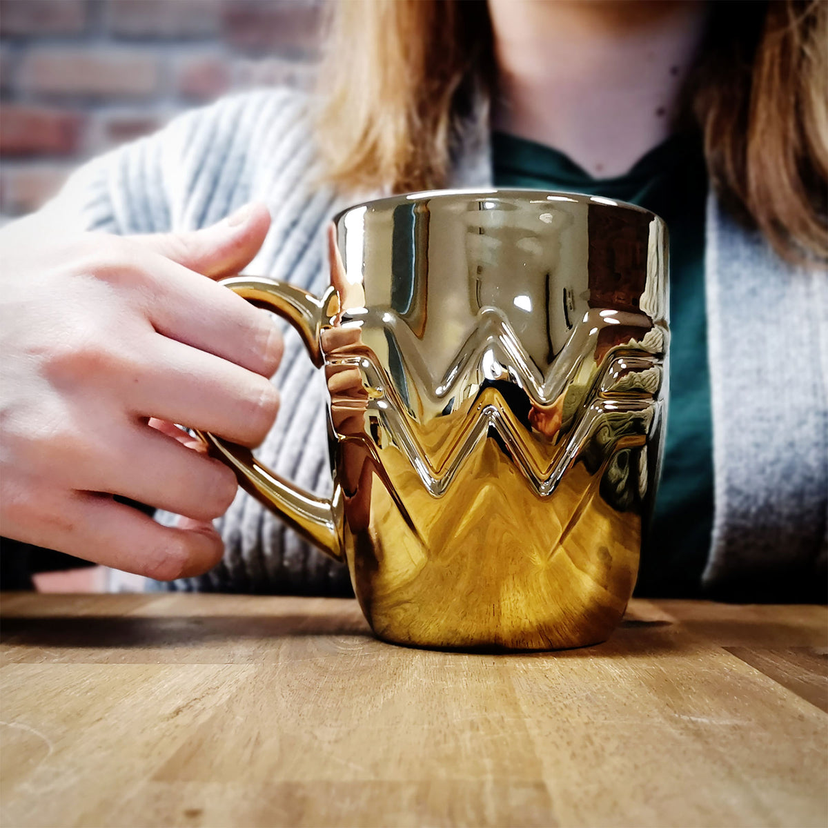Productafbeelding Wonder Woman - Goudkleurige Logo Mok