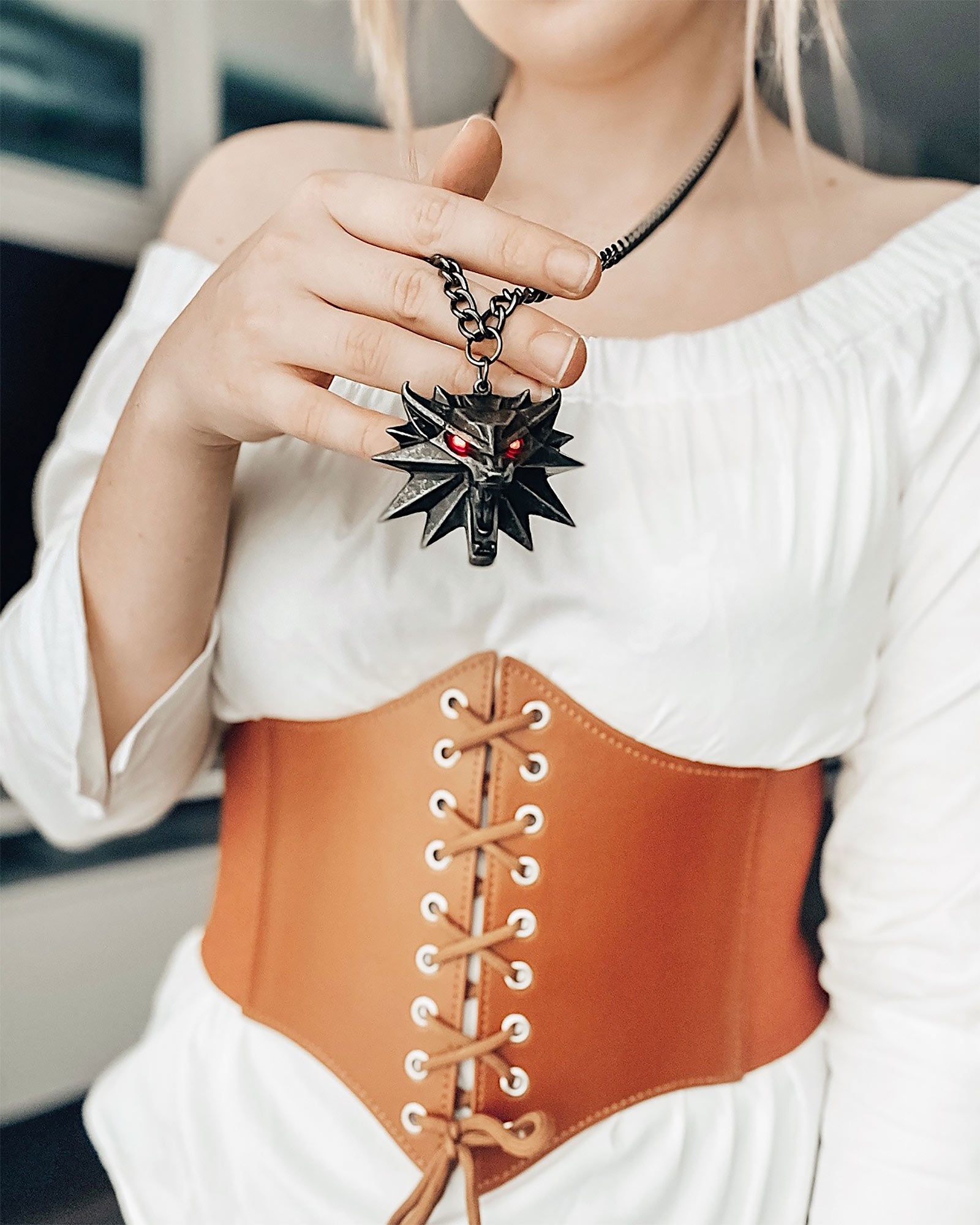 Productafbeelding Witcher - Wild Hunt Medaillon met LED-ogen in geschenkdoos