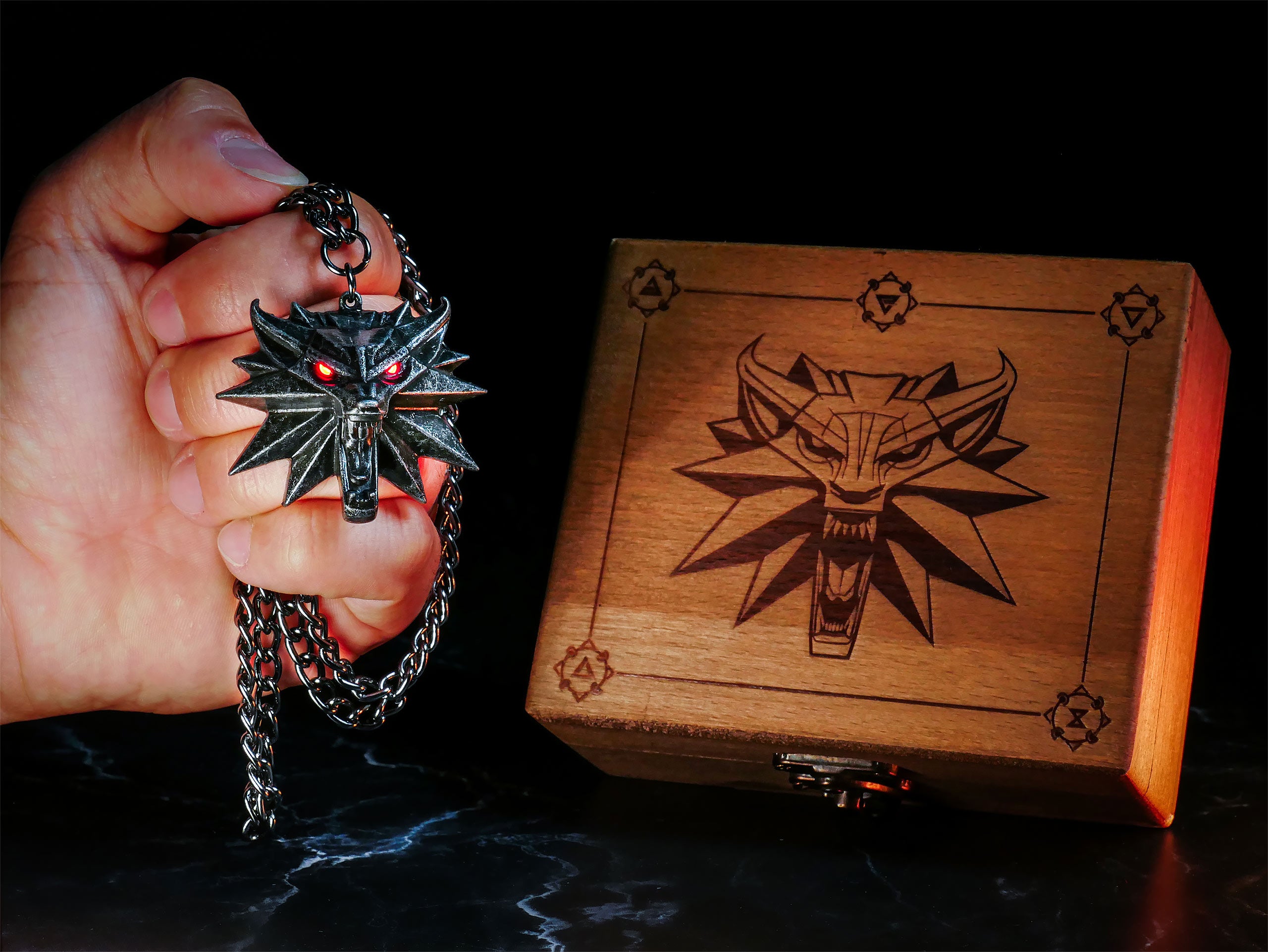 Productafbeelding Witcher - Wild Hunt Medaillon met LED-ogen in geschenkdoos