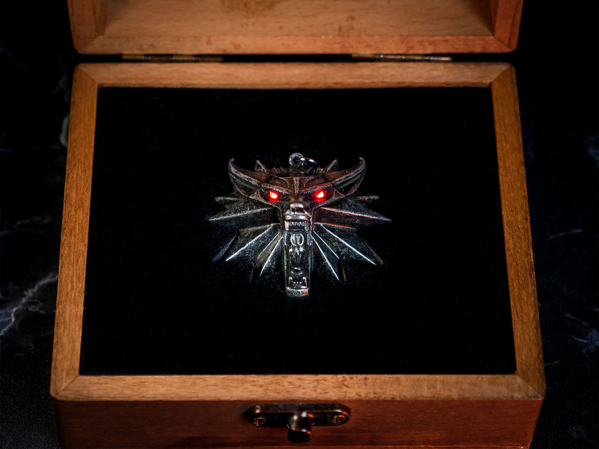 Productafbeelding Witcher - Wild Hunt Medaillon met LED-ogen in geschenkdoos