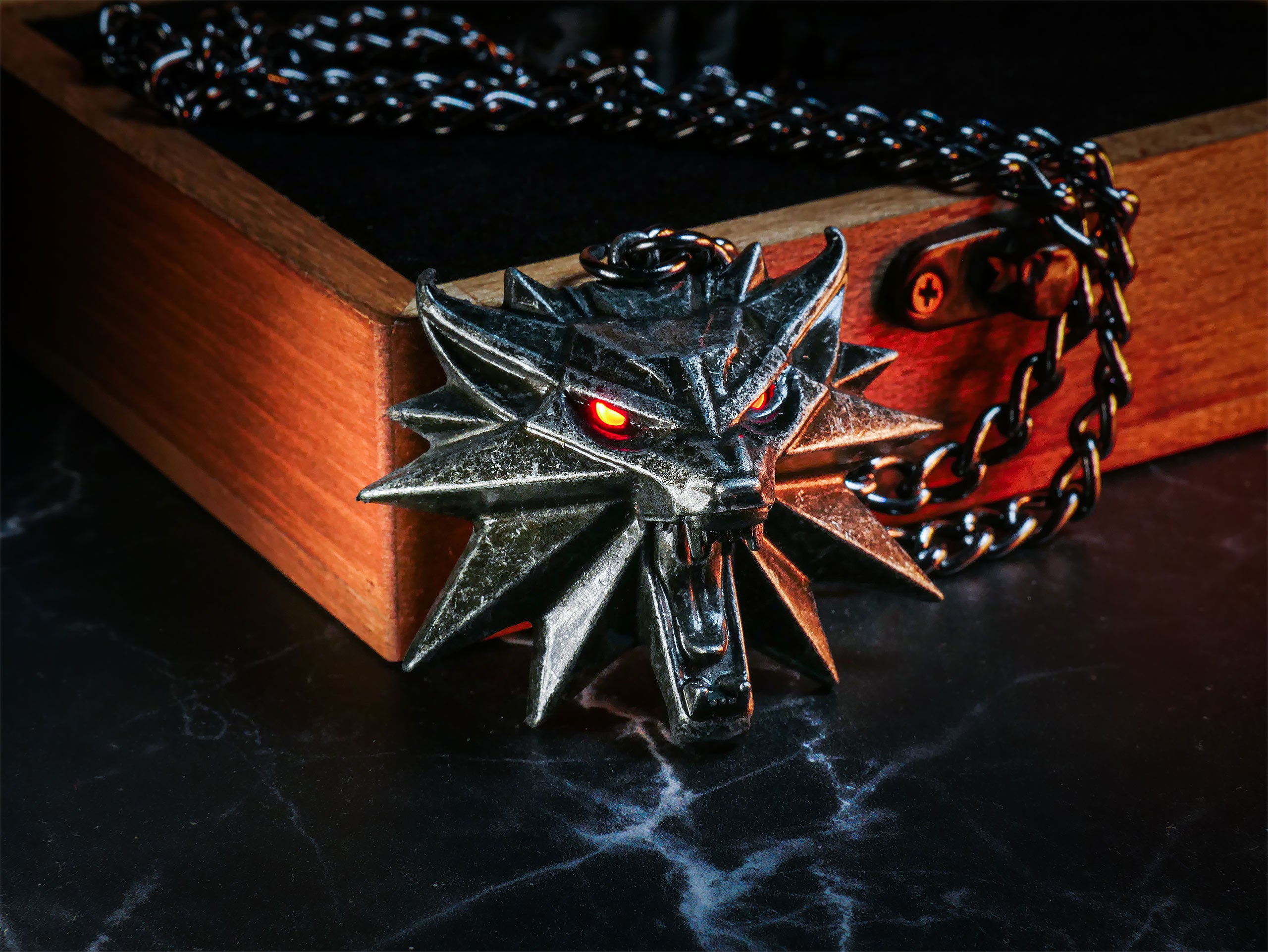 Productafbeelding Witcher - Wild Hunt Medaillon met LED-ogen in geschenkdoos