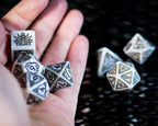 Productafbeelding Witcher - Geralt Witte Wolf RPG Dobbelstenenset 7-delig met verzamelaarsmunt