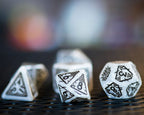 Productafbeelding Witcher - Geralt Witte Wolf RPG Dobbelstenenset 7-delig met verzamelaarsmunt