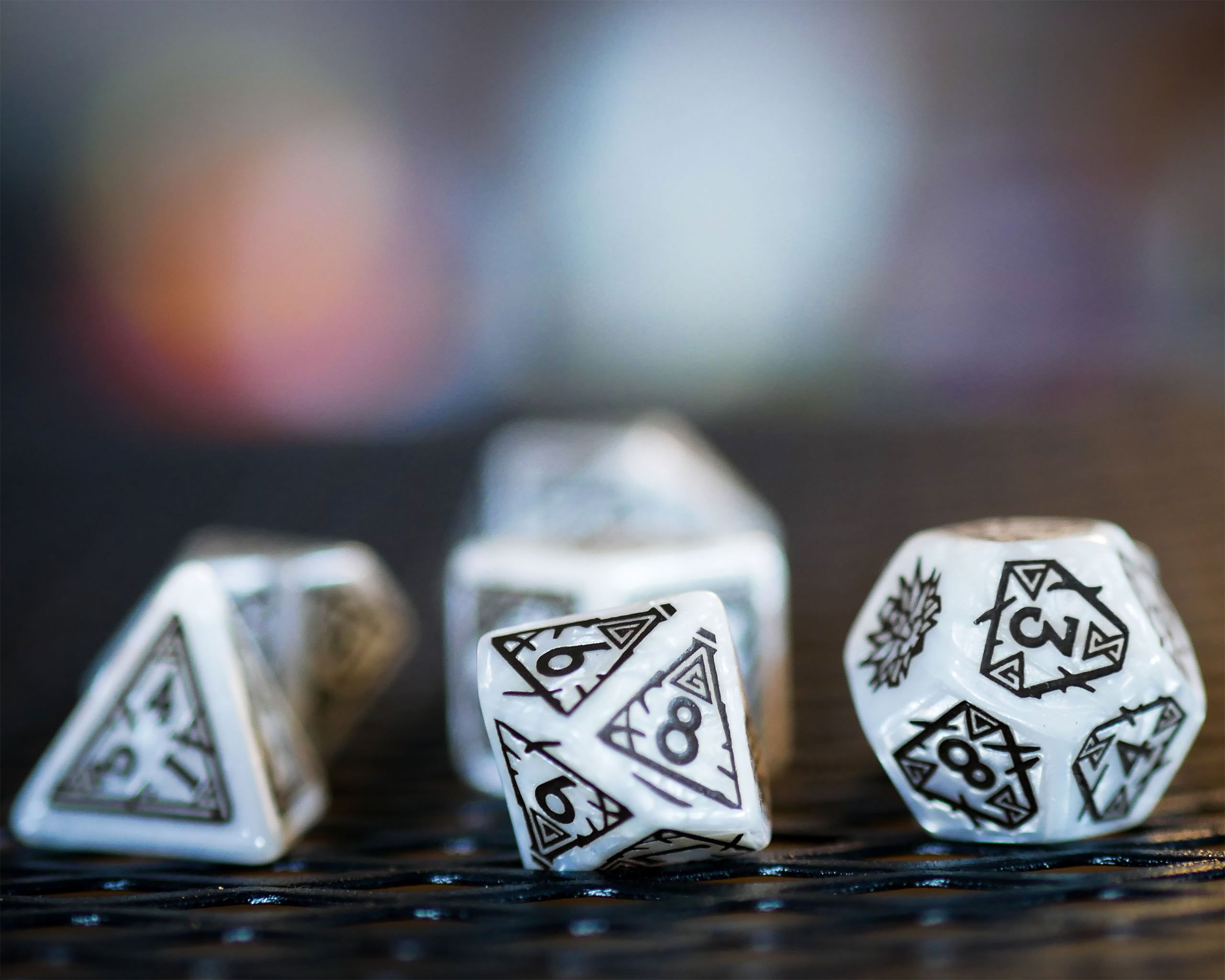 Productafbeelding Witcher - Geralt Witte Wolf RPG Dobbelstenenset 7-delig met verzamelaarsmunt