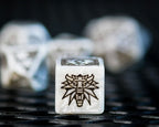 Productafbeelding Witcher - Geralt Witte Wolf RPG Dobbelstenenset 7-delig met verzamelaarsmunt