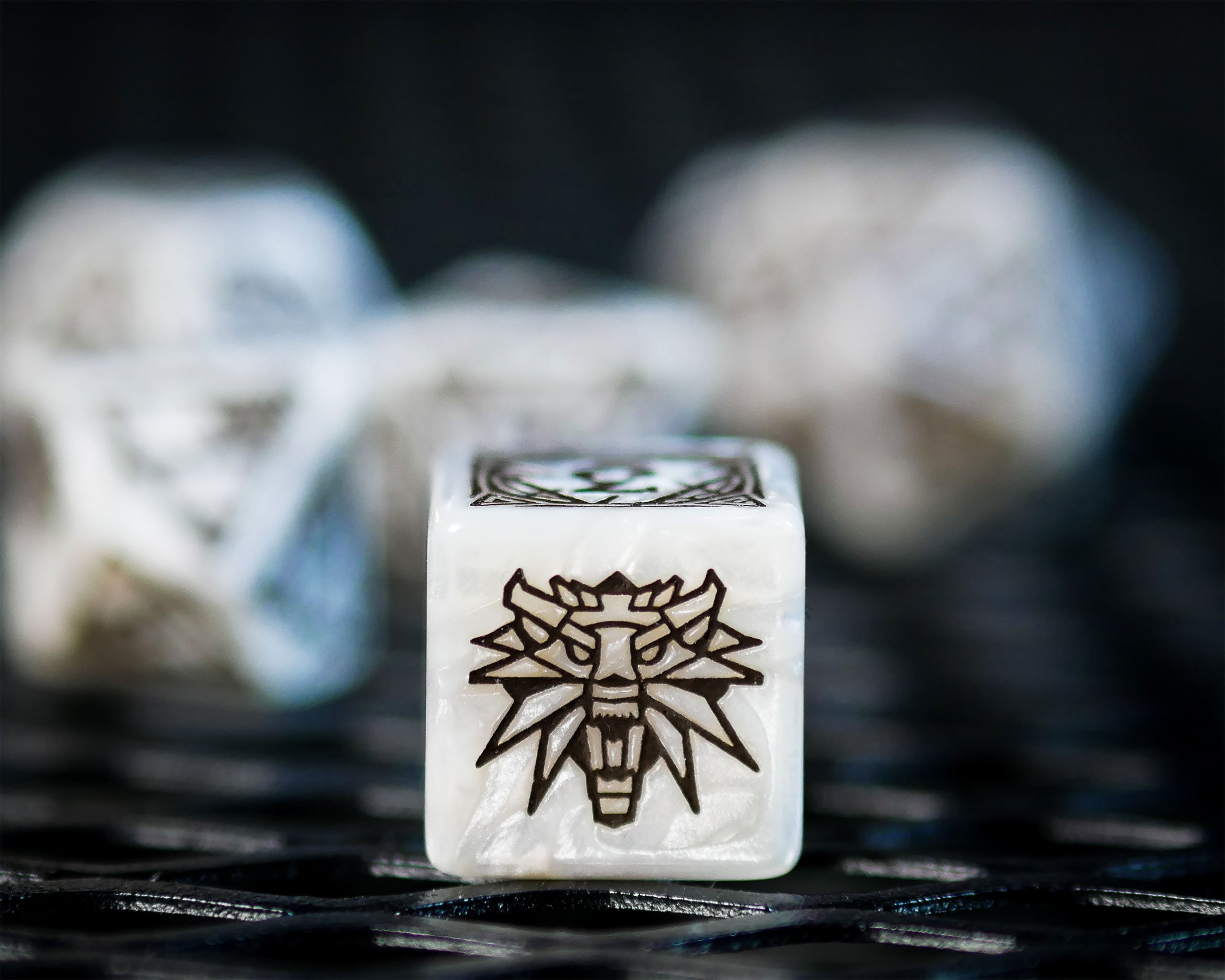 Productafbeelding Witcher - Geralt Witte Wolf RPG Dobbelstenenset 7-delig met verzamelaarsmunt