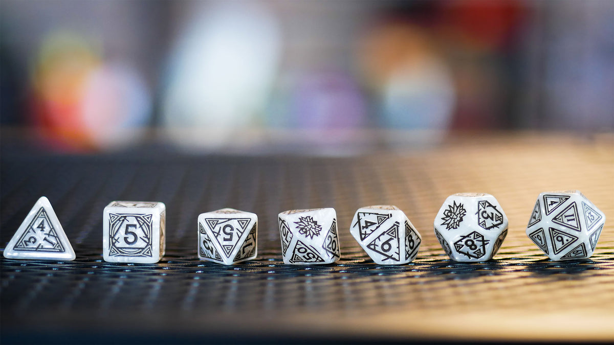Productafbeelding Witcher - Geralt Witte Wolf RPG Dobbelstenenset 7-delig met verzamelaarsmunt