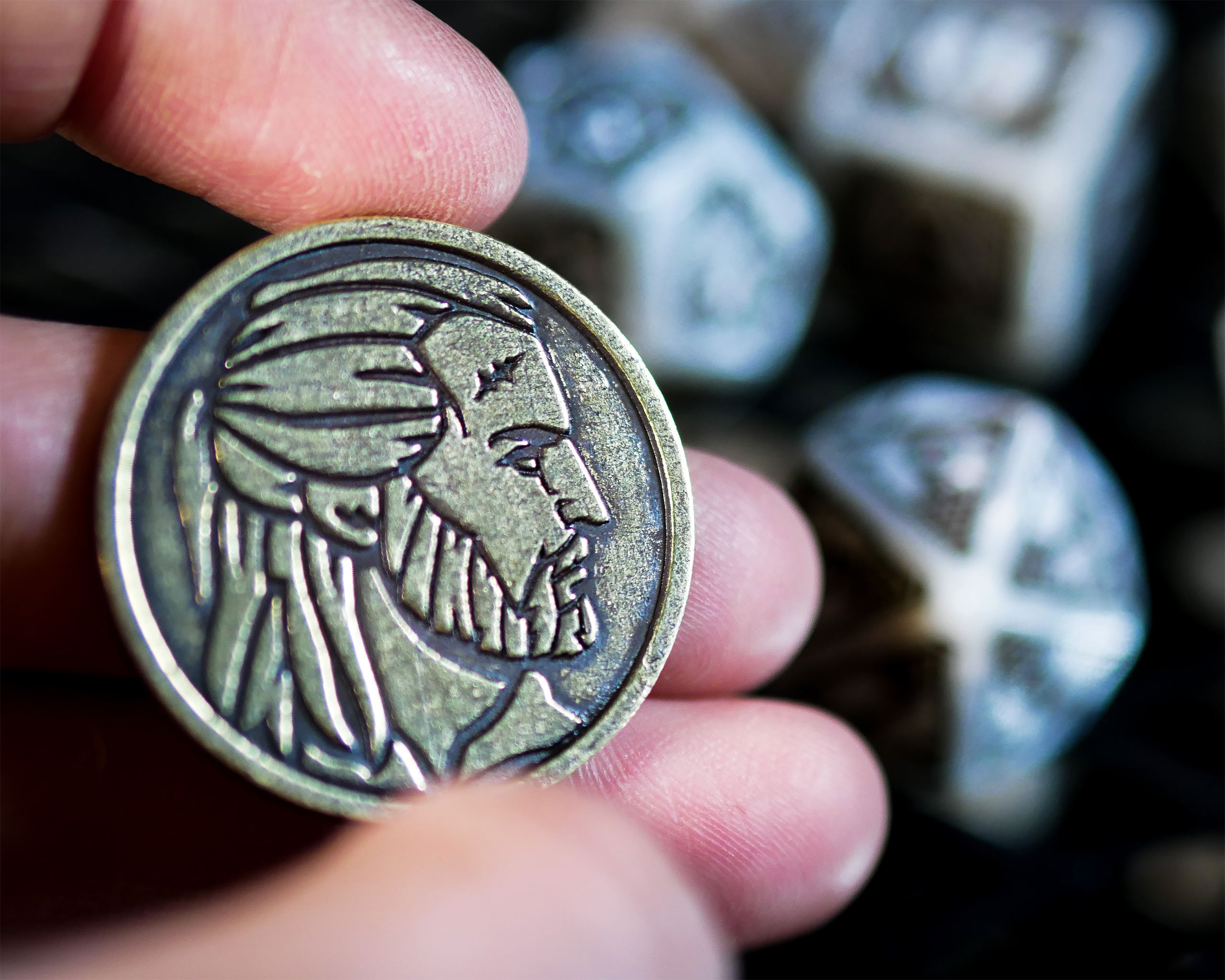 Productafbeelding Witcher - Geralt Witte Wolf RPG Dobbelstenenset 7-delig met verzamelaarsmunt