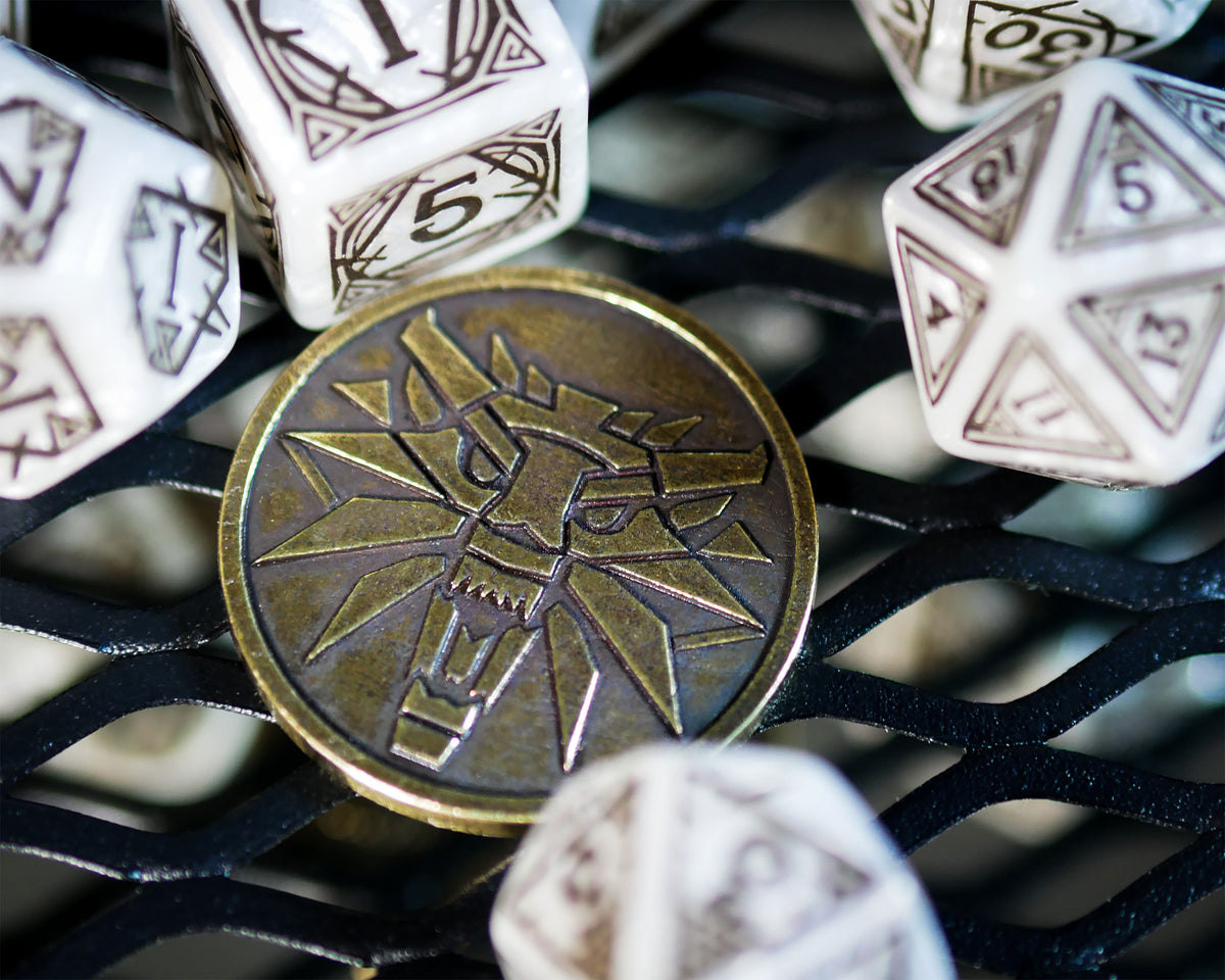 Productafbeelding Witcher - Geralt Witte Wolf RPG Dobbelstenenset 7-delig met verzamelaarsmunt