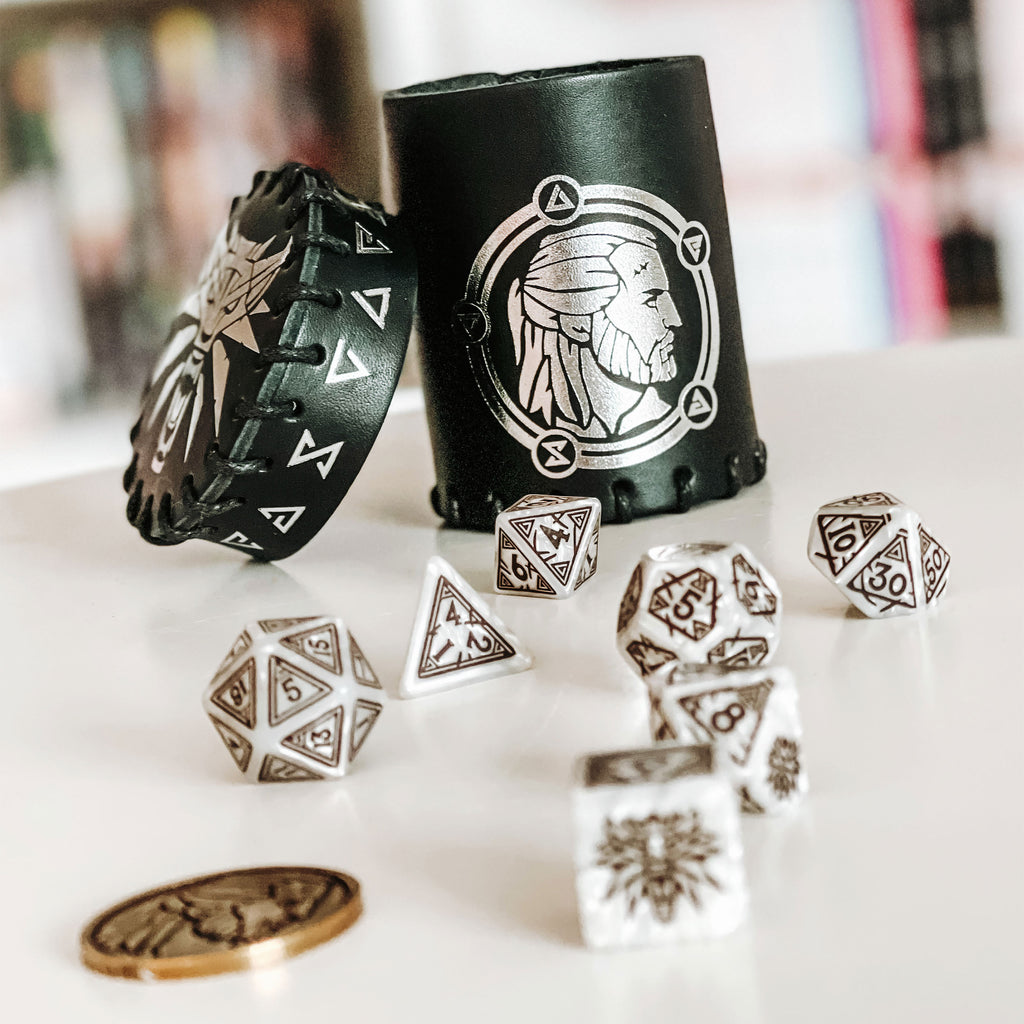 Productafbeelding Witcher - Geralt Witte Wolf RPG Dobbelstenenset 7-delig met verzamelaarsmunt