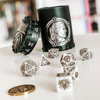 Productafbeelding Witcher - Geralt Witte Wolf RPG Dobbelstenenset 7-delig met verzamelaarsmunt