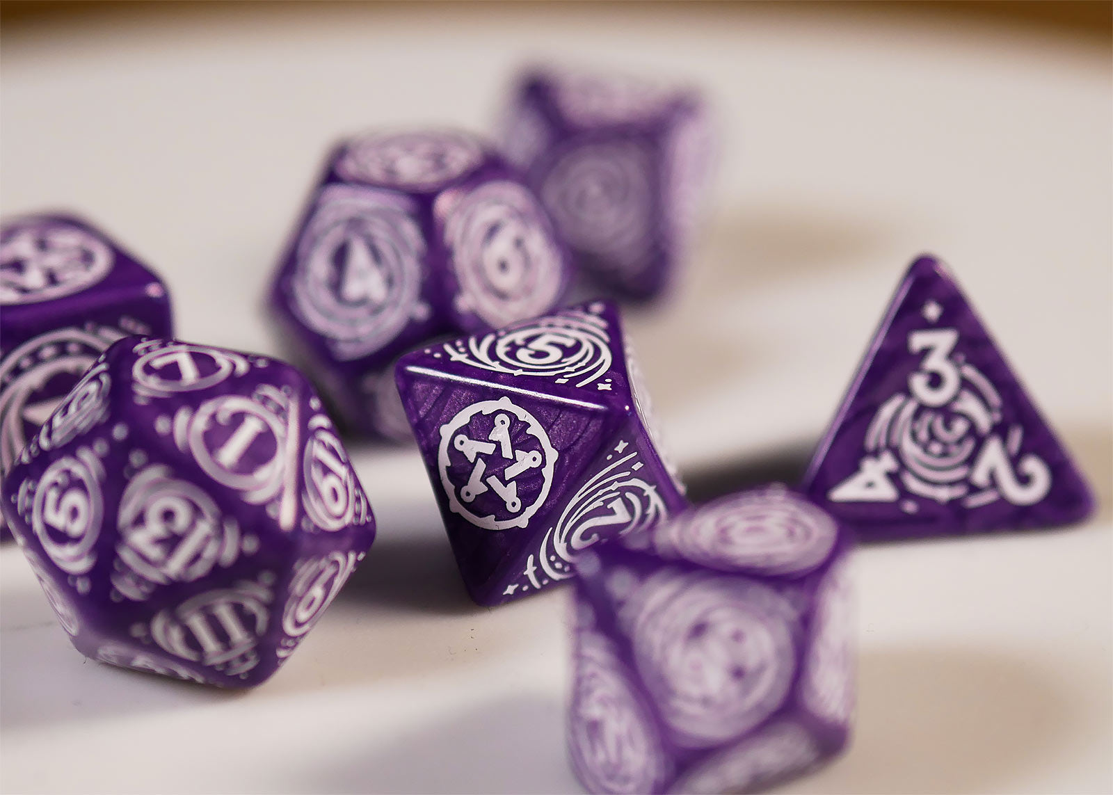 Productafbeelding Witcher - Yennefer Lila & Kruisbessen RPG Dobbelset 7-delig met verzamelmunt