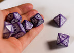 Productafbeelding Witcher - Yennefer Lila & Kruisbessen RPG Dobbelset 7-delig met verzamelmunt