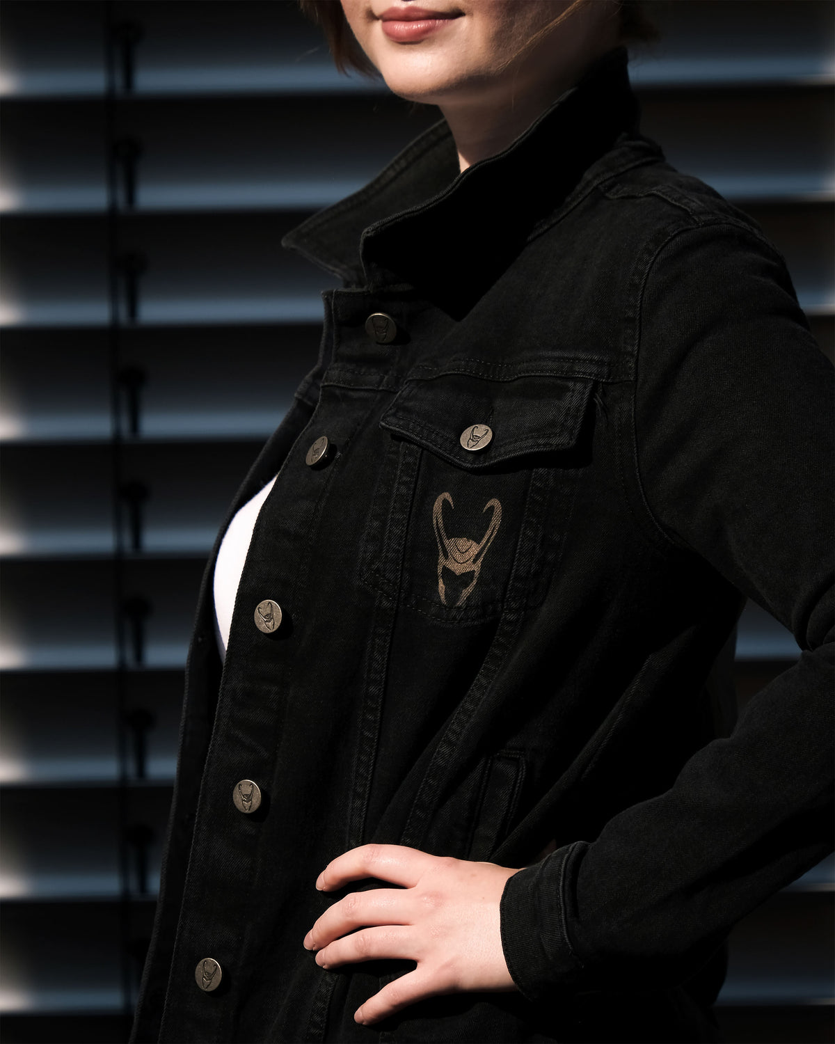 Productafbeelding Loki - Logo spijkerjas dames zwart