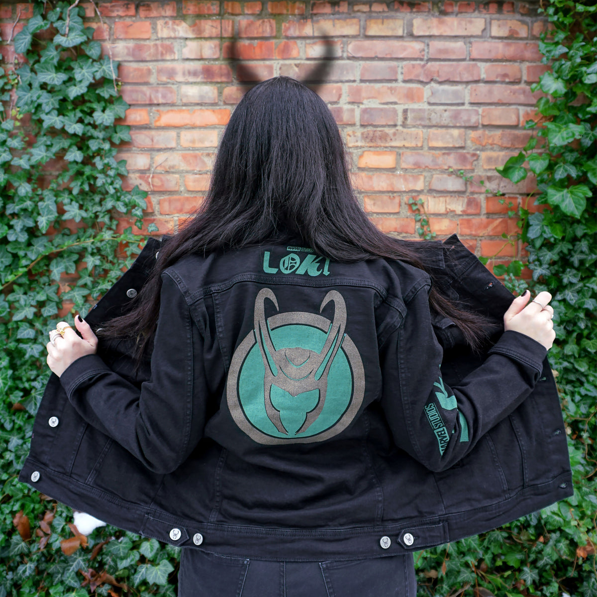 Productafbeelding Loki - Logo spijkerjas dames zwart