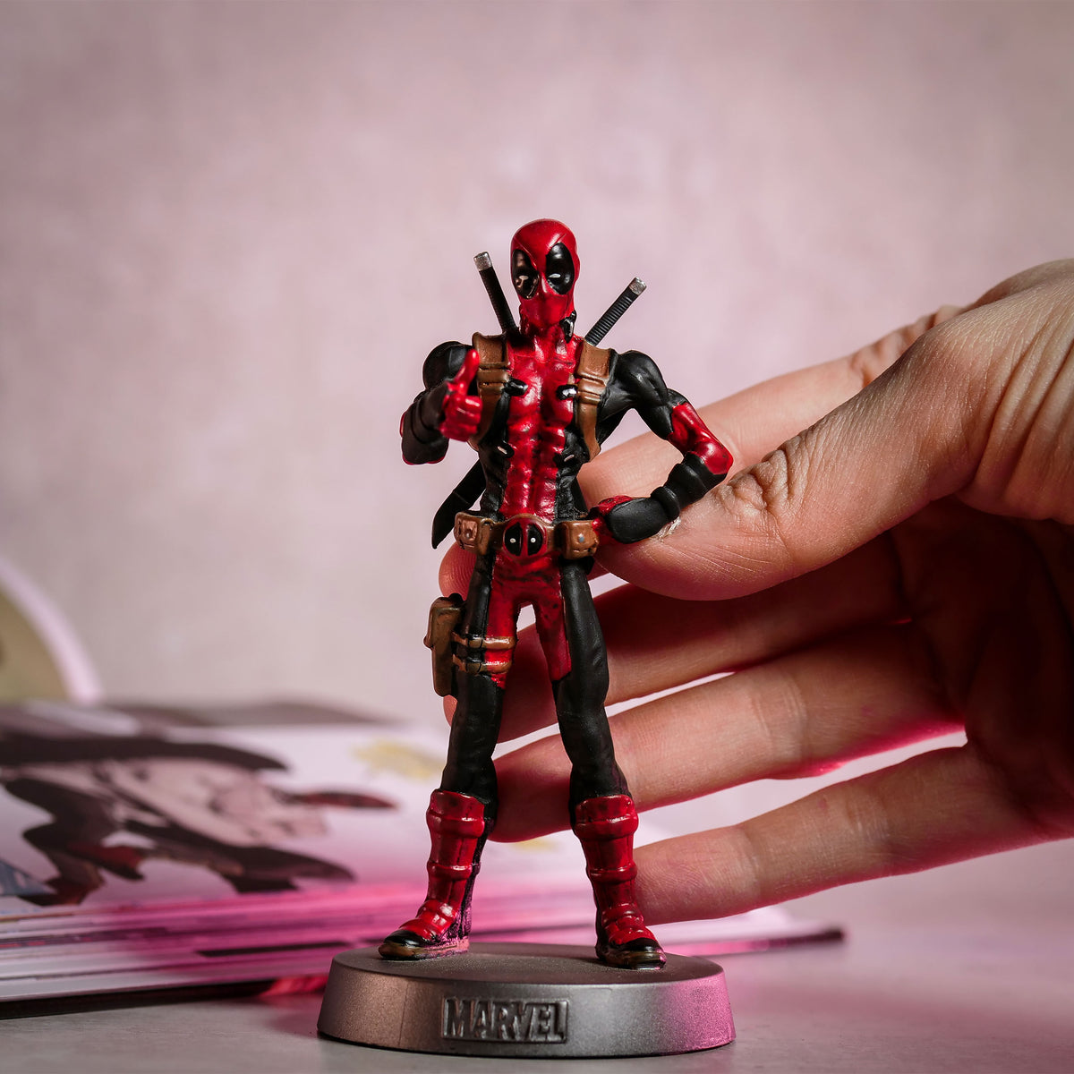 Productafbeelding Deadpool - Heavyweights Metalen Figuur in Verzamelaarsblik