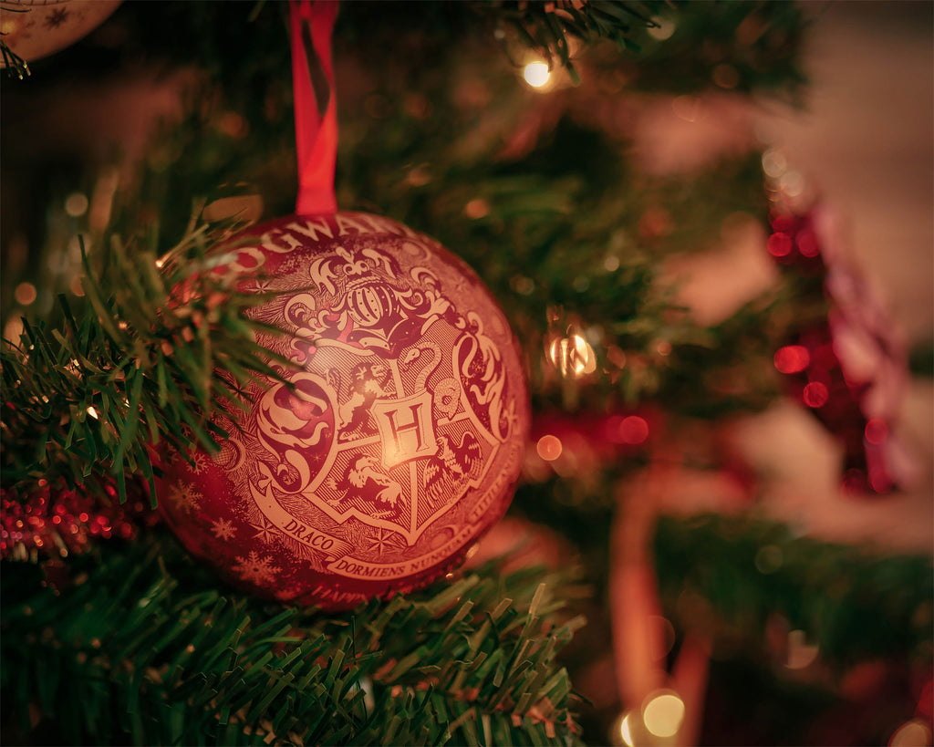 Productafbeelding Harry Potter - Hogwarts Wapen Kerstbal met Snaai Ketting