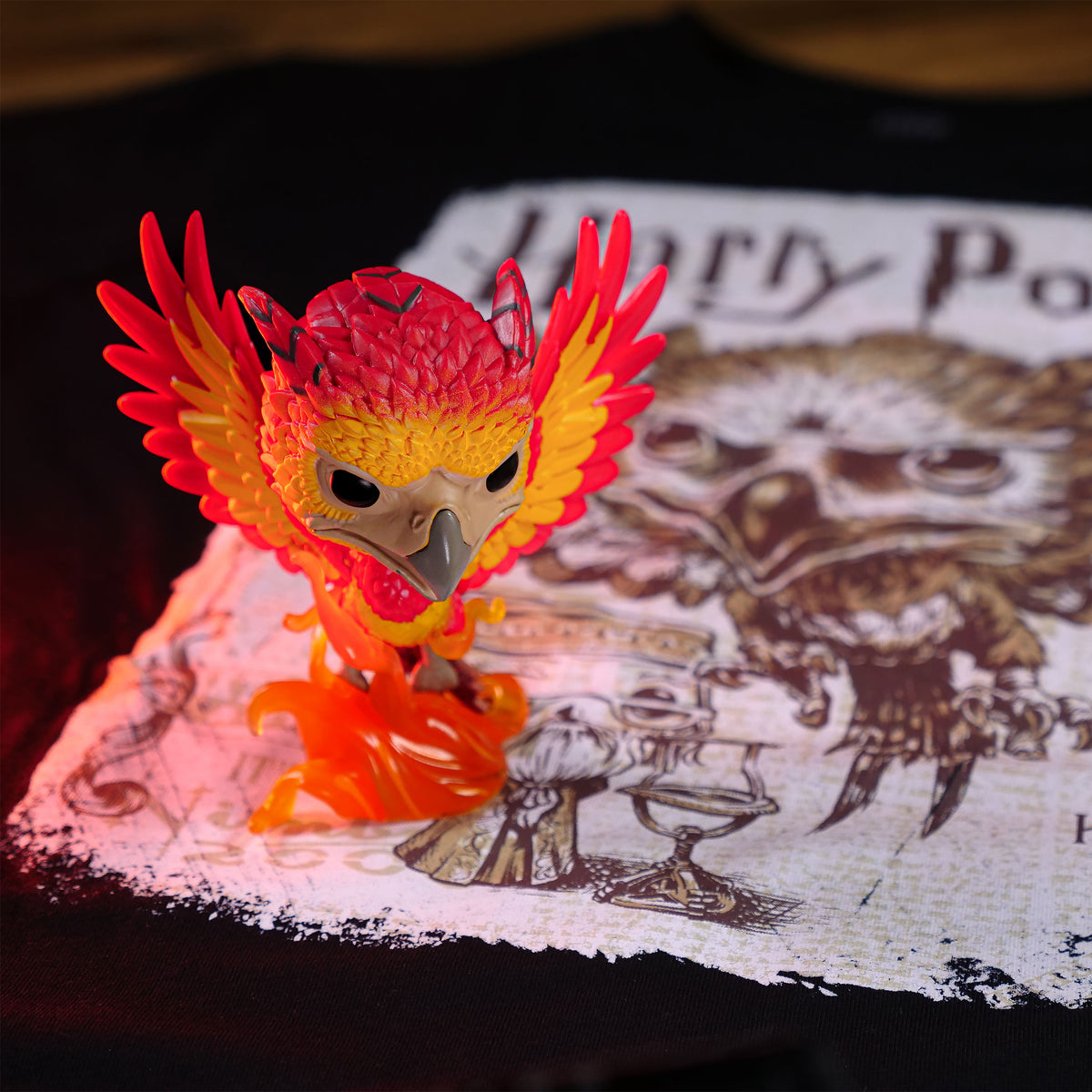 Productafbeelding Fawkes T-shirt met Funko Pop Glow in the Dark figuur - Harry Potter