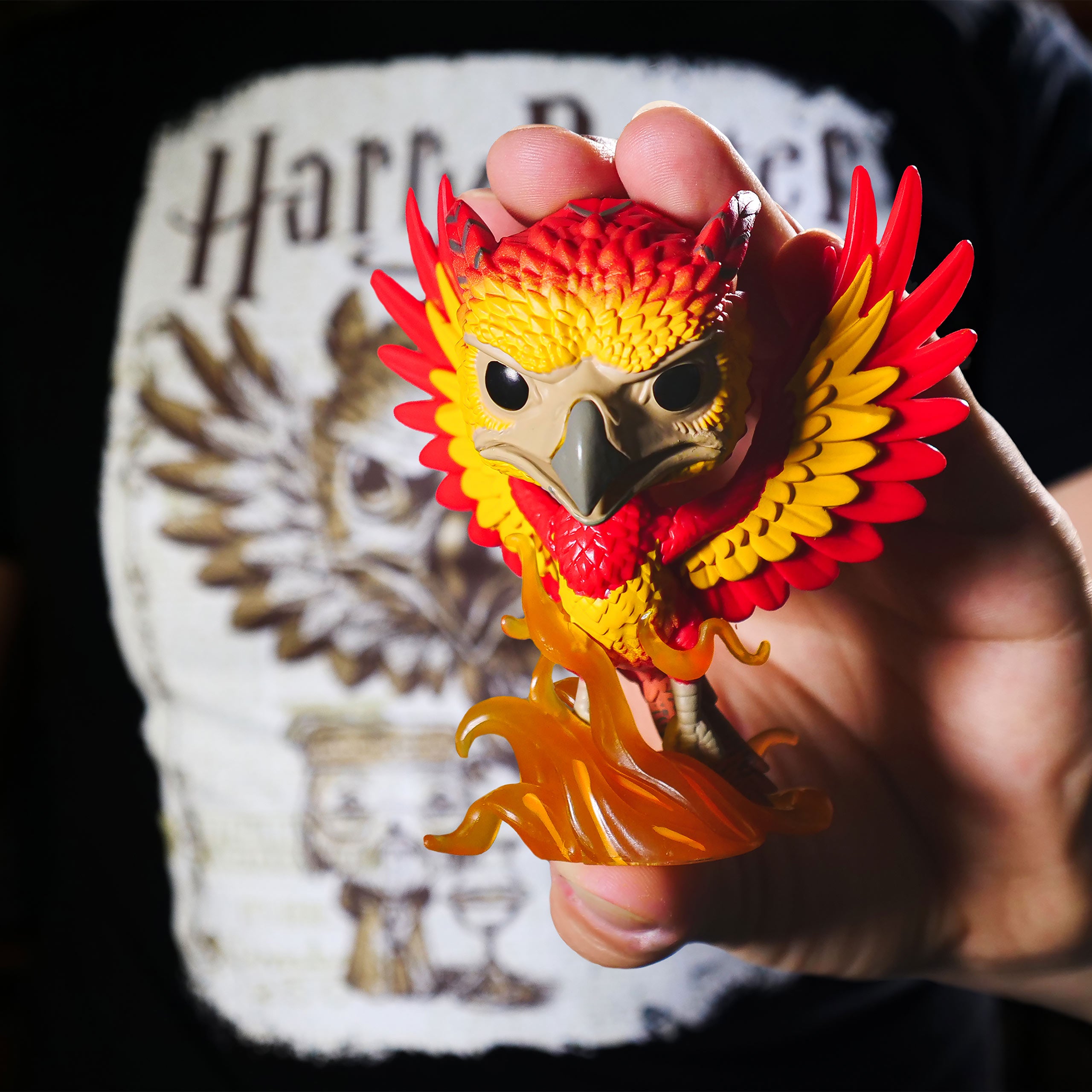 Productafbeelding Fawkes T-shirt met Funko Pop Glow in the Dark figuur - Harry Potter