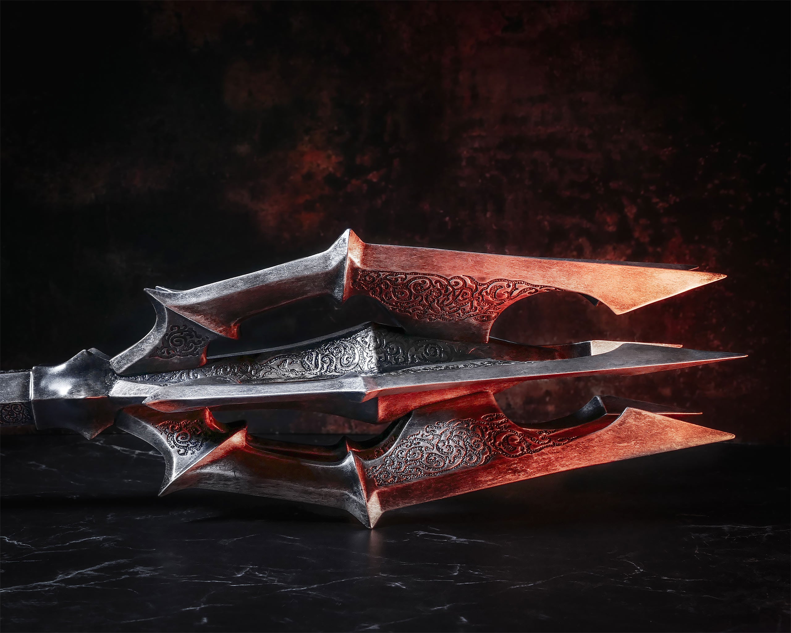 Productafbeelding The Lord of the Rings – Saurons knotsreplica met oorlogsbanier (Red Eye Edition)
