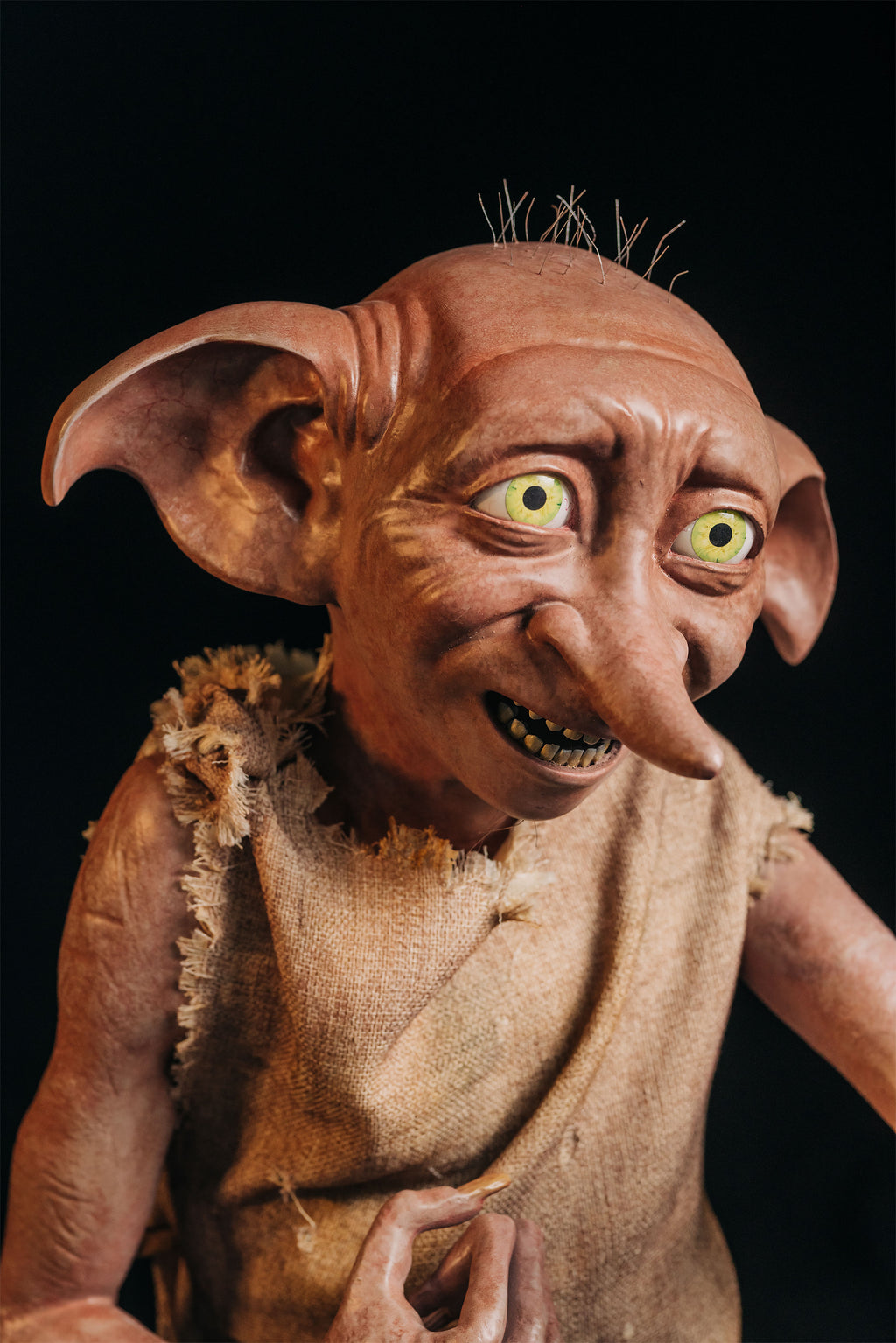 Productafbeelding Dobby met Sok Levensgrote Standbeeld Versie 3 - Harry Potter