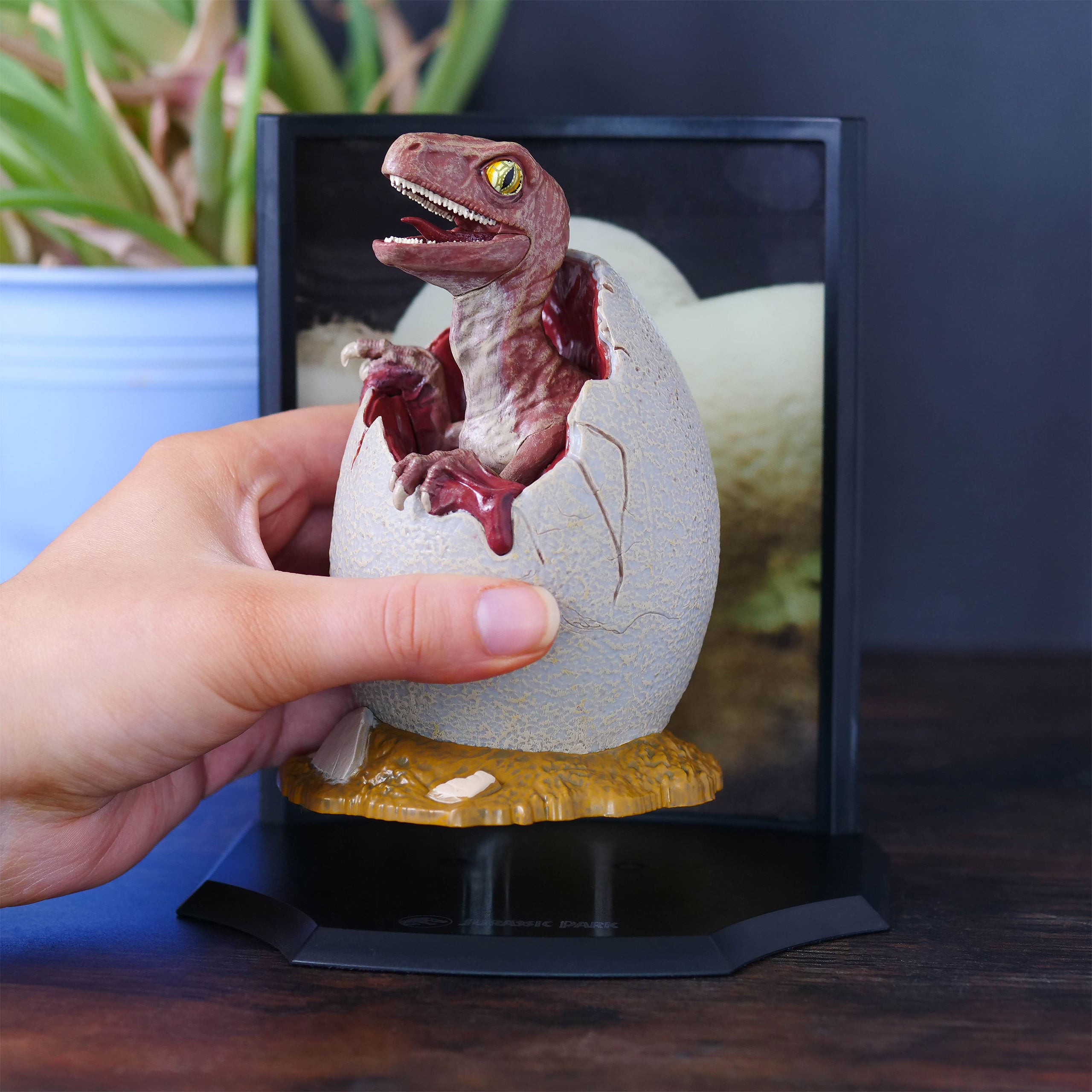 Productafbeelding Jurassic Park - Baby Velociraptor Ei Diorama Figuur