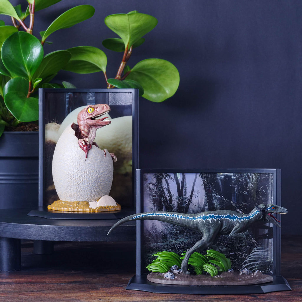 Productafbeelding Jurassic Park - Baby Velociraptor Ei Diorama Figuur