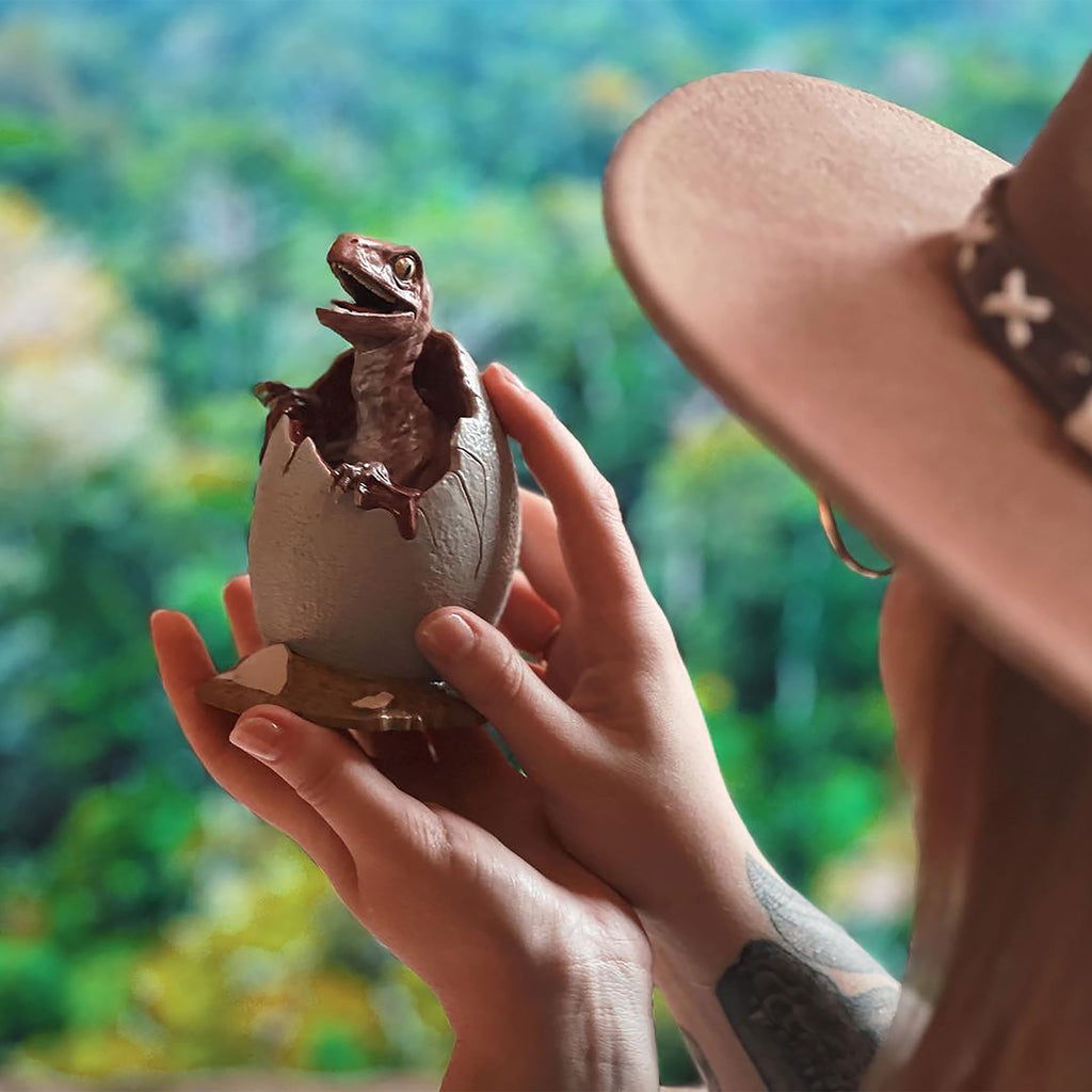 Productafbeelding Jurassic Park - Baby Velociraptor Ei Diorama Figuur