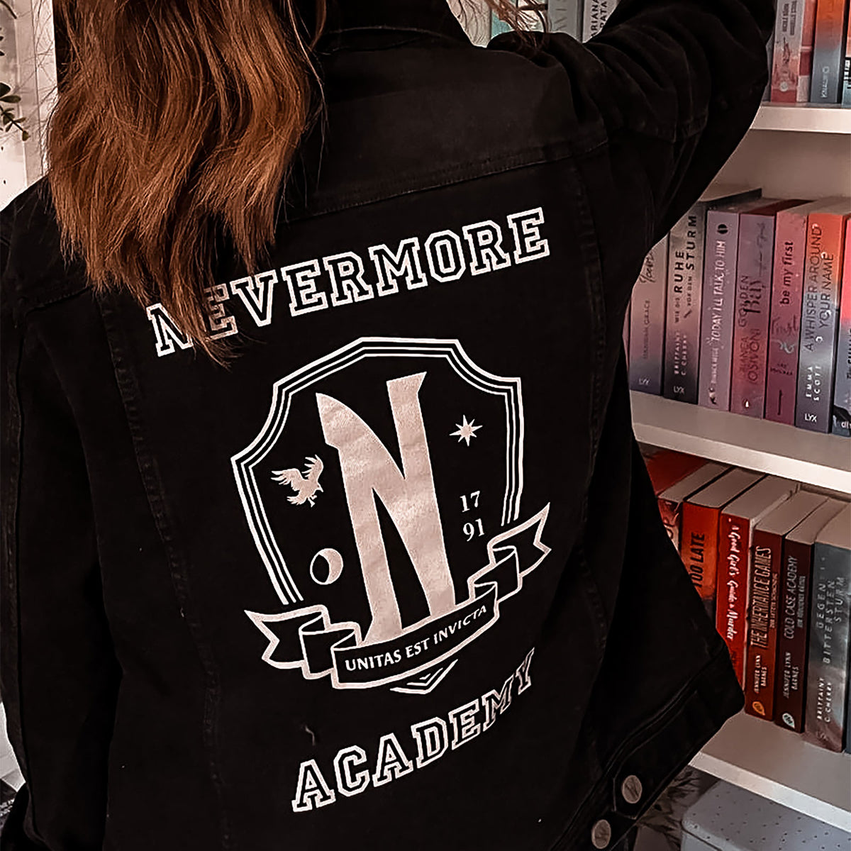 Productafbeelding Wednesday - Nevermore Academy Spijkerjack Zwart