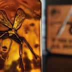 Productafbeelding Jurassic Park - Muggen in Amber Metalen Staaf Repliek Beperkt