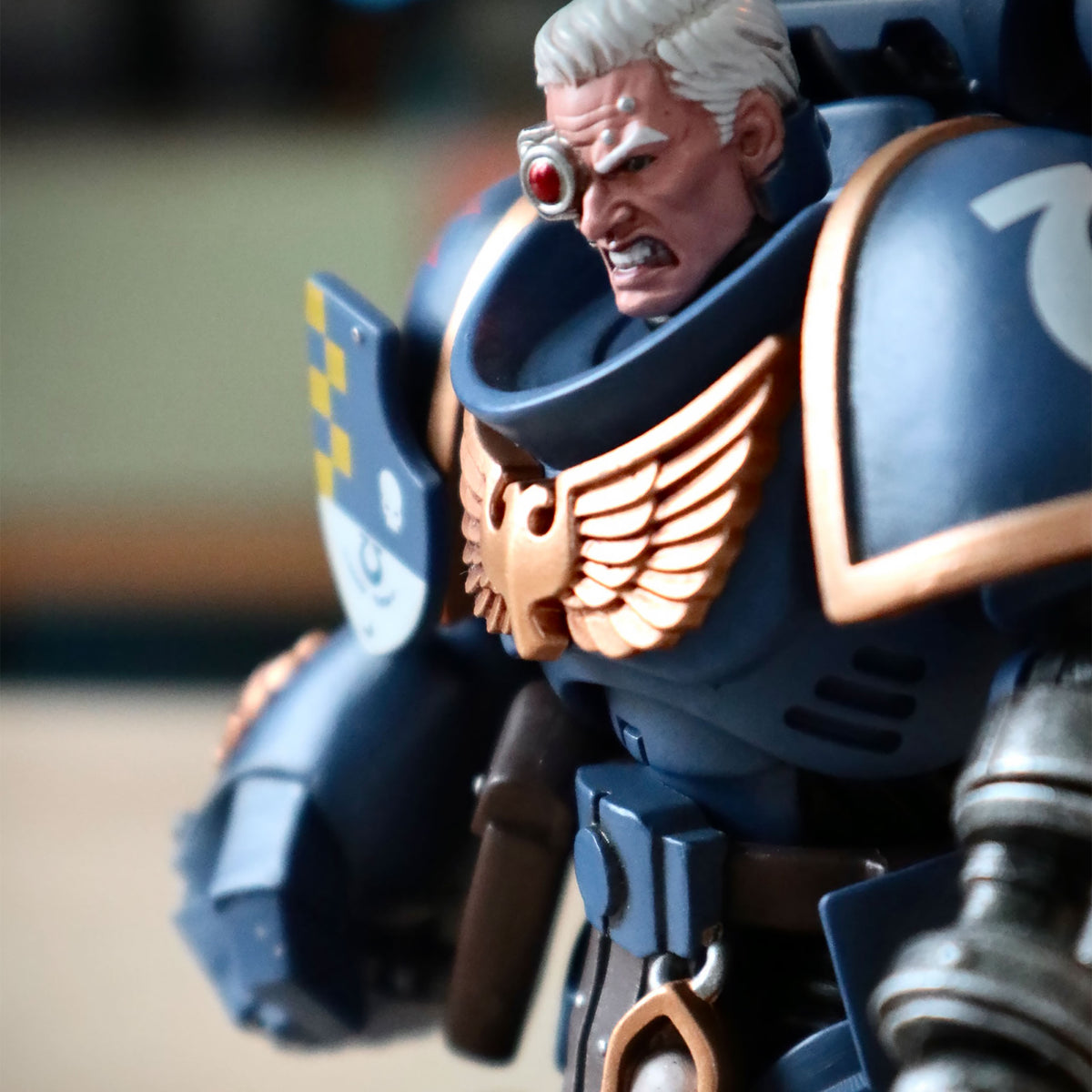 Productafbeelding Warhammer 40k - Ultramarines Luitenant met Power Vuist Actie Figuur
