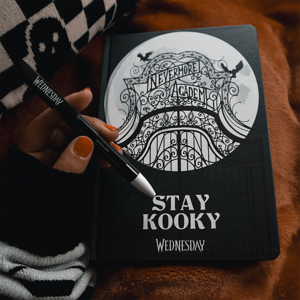 Productafbeelding Wednesday - Stay Kooky Notitieboek met Balpen