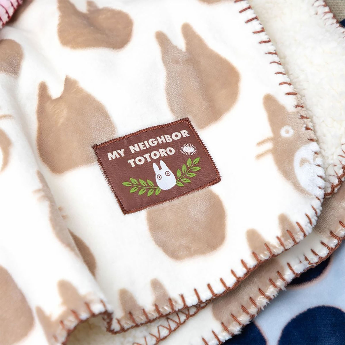 Productafbeelding Totoro - Silhouet knuffeldeken met teddyvoering