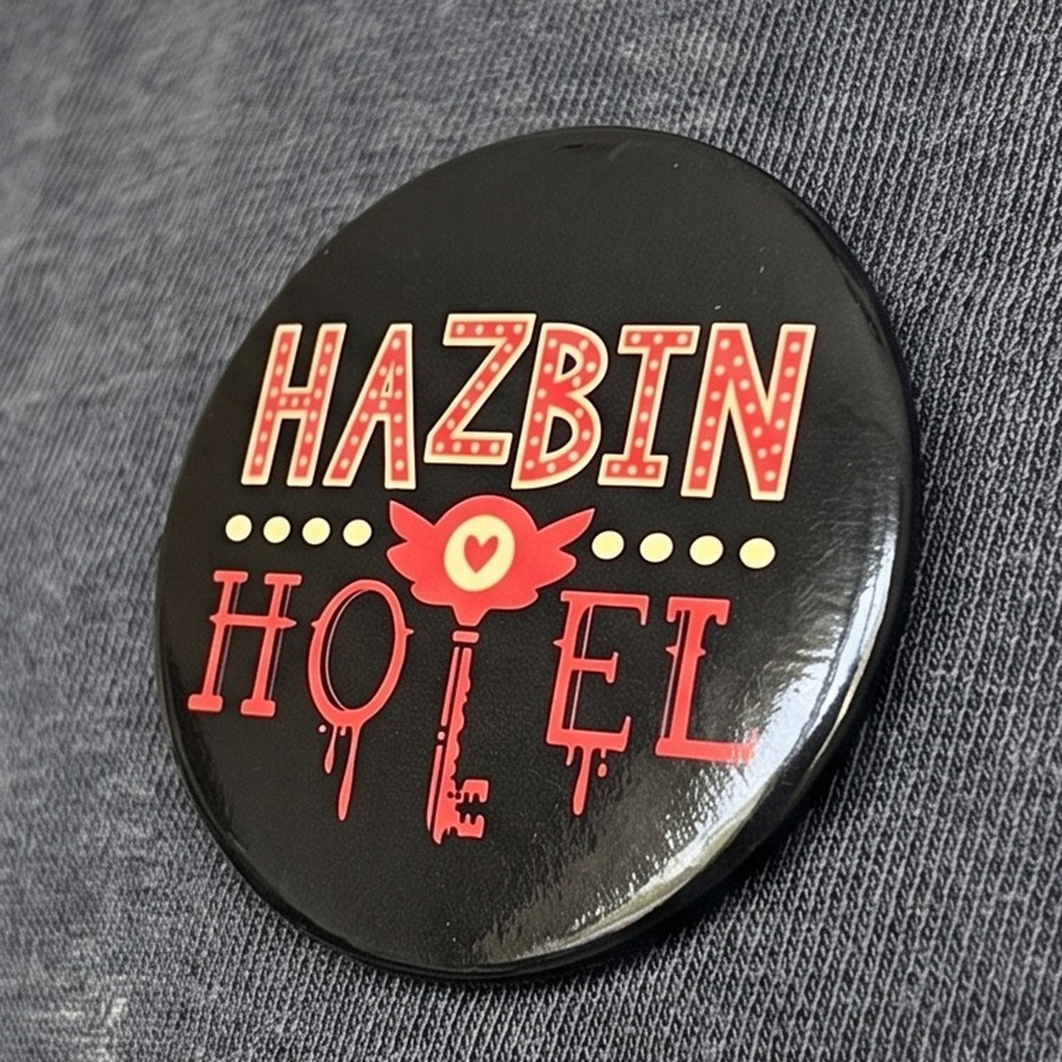 Productafbeelding Logo Button voor Hazbin Hotel Fans