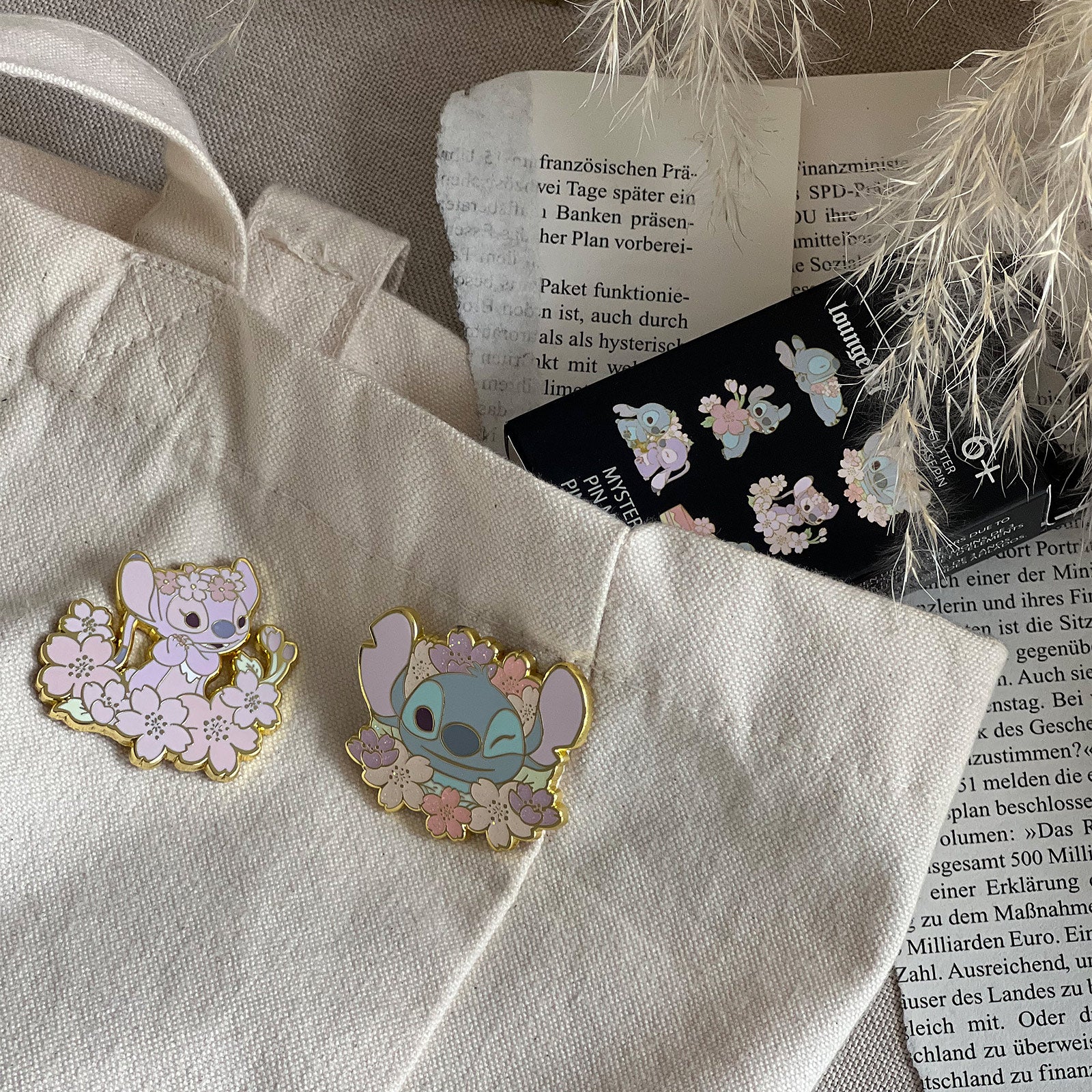 Productafbeelding Lilo & Stitch - Angel en Stitch Kersenbloesem Mystery Pin