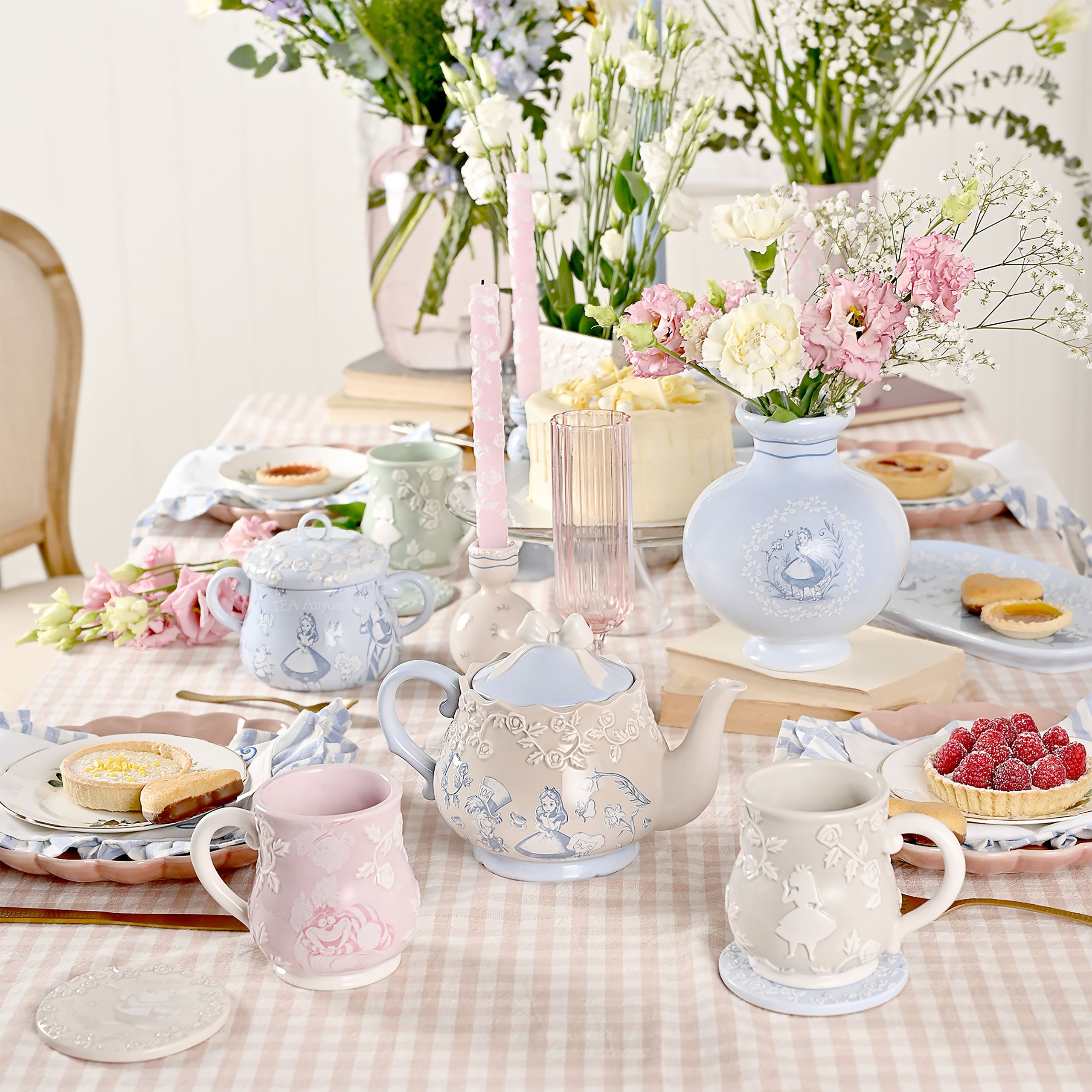 Product image Alice in Wonderland - Mad Hatter and Alice Teapot