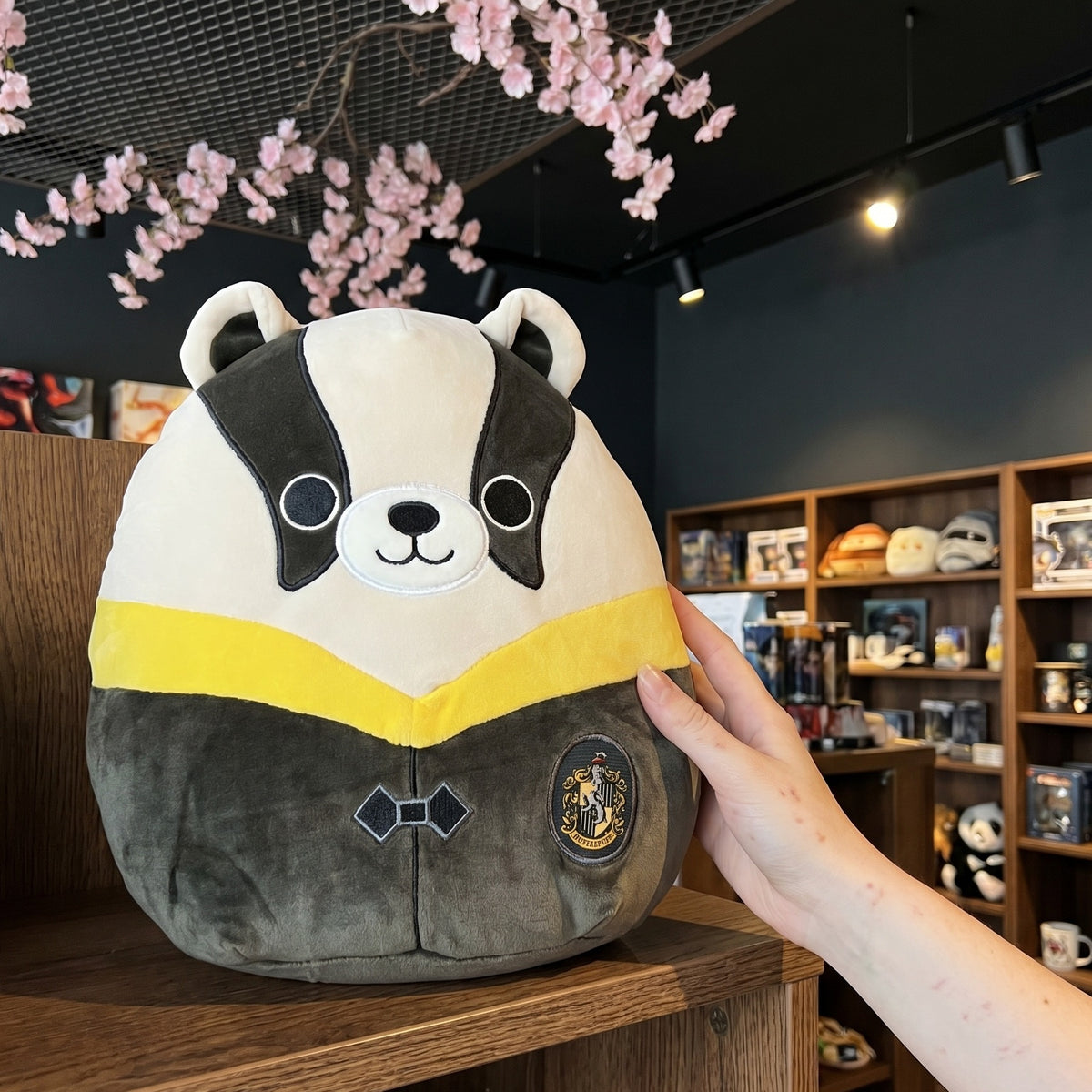 Productafbeelding Harry Potter - Huffelpuf Das in Mantel Squishmallows Pluchefiguur