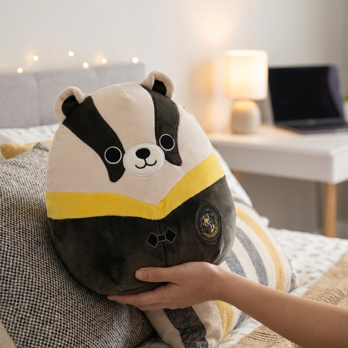 Productafbeelding Harry Potter - Huffelpuf Das in Mantel Squishmallows Pluchefiguur