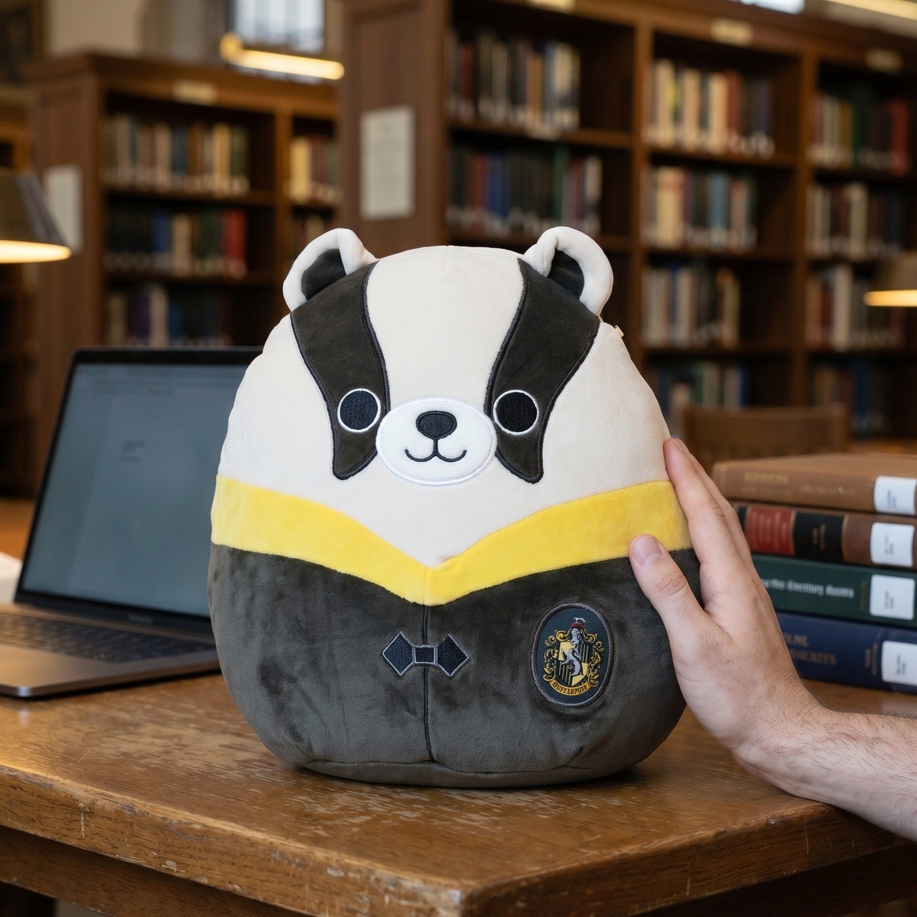 Productafbeelding Harry Potter - Huffelpuf Das in Mantel Squishmallows Pluchefiguur