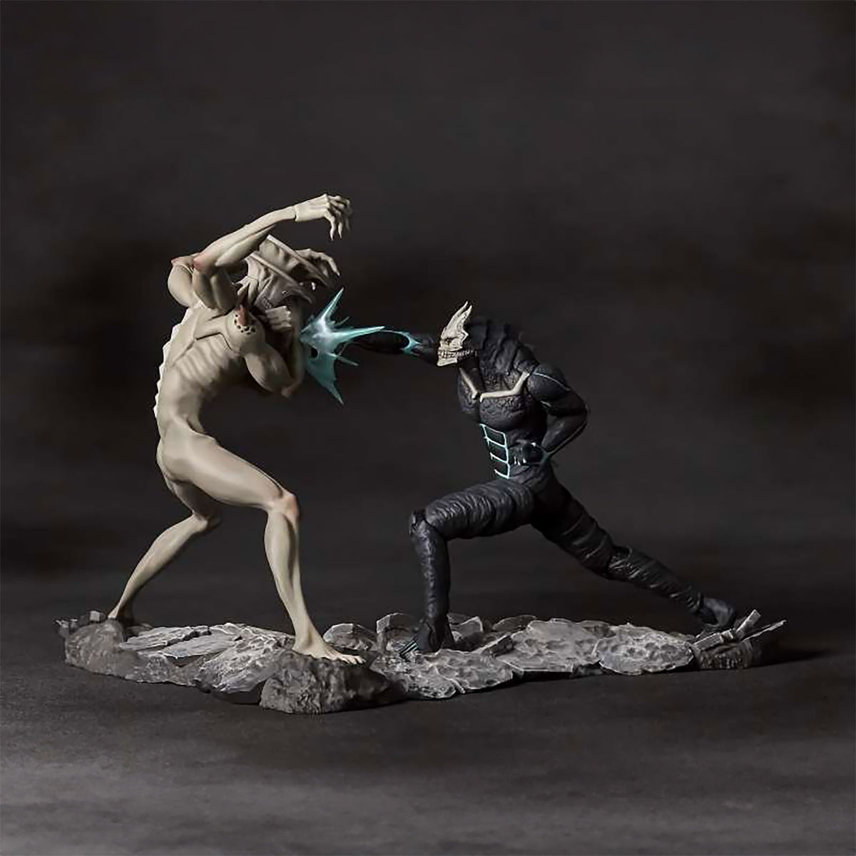 Product image Kaiju No. 8 vs. Kaiju No. 9 Diorama Figure