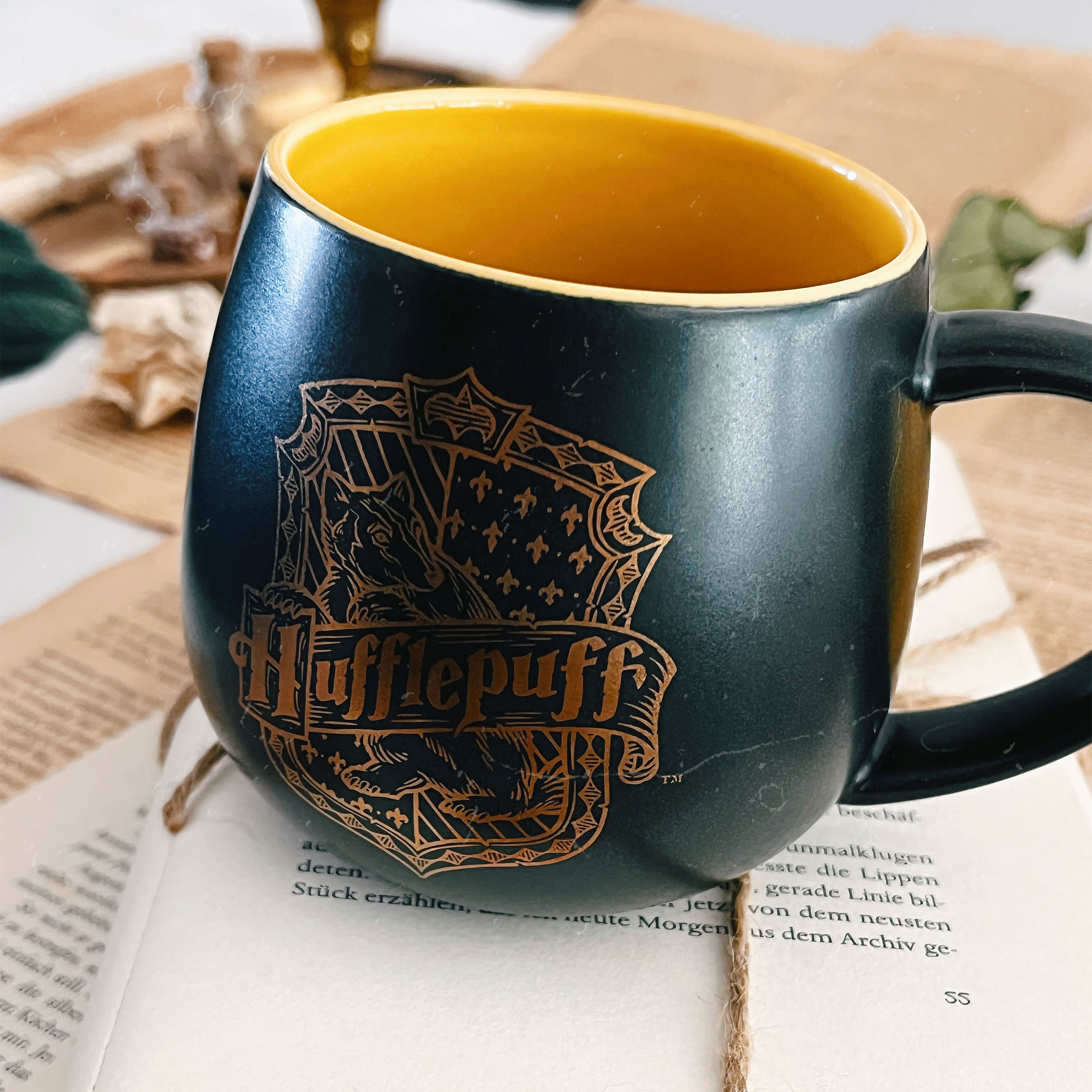 Productafbeelding Hufflepuff Mok met 3D Hogwarts Wapen Binnenin - Harry Potter