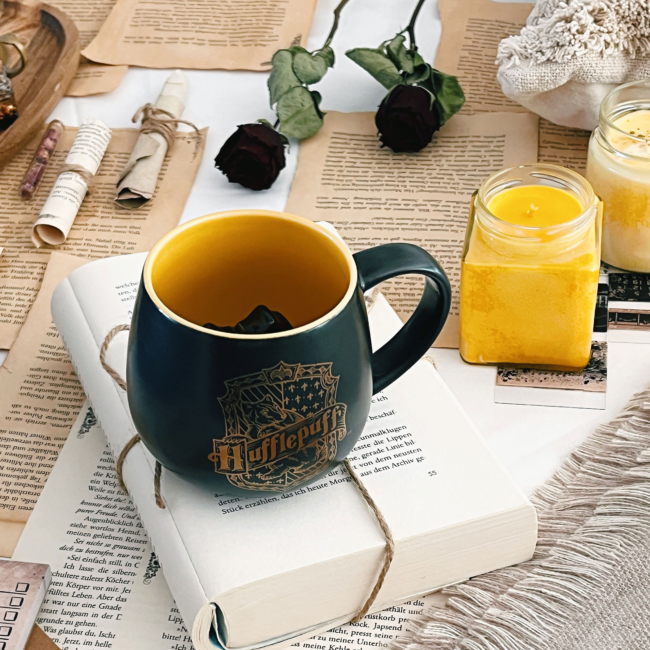 Productafbeelding Hufflepuff Mok met 3D Hogwarts Wapen Binnenin - Harry Potter