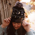 Productafbeelding Wednesday - Midnight muts met pompon