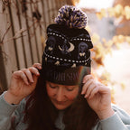 Productafbeelding Wednesday - Midnight muts met pompon