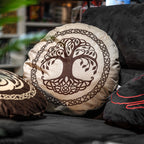 Productafbeelding Hoe Tem Je Een Draak - Kussen met Yggdrasil-wereldboom-symbool bruin